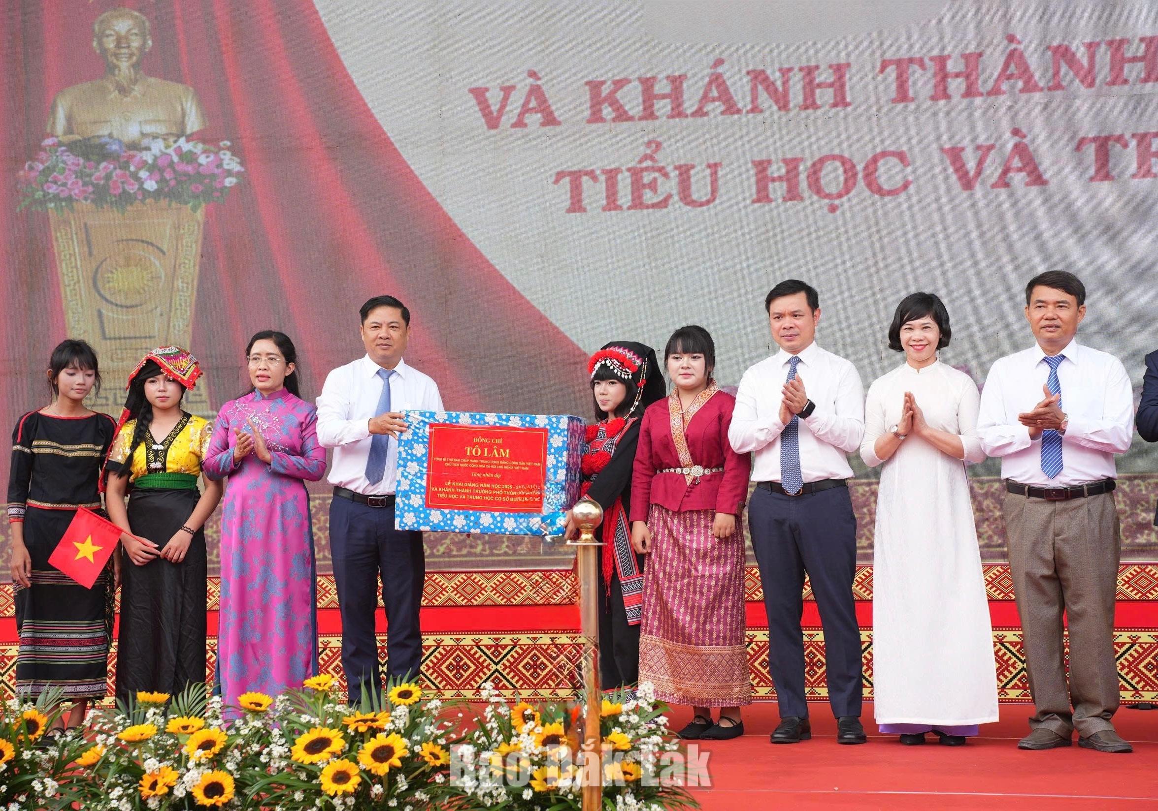 Bí thư Tỉnh ủy Lương Nguyễn Minh Triết và Chủ tịch UBND tỉnh Đỗ Hữu Huy trao quà của Tổng Bí thư, Chủ tịch nước Tô Lâm tặng thầy và trò Trường Phổ thông nội trú Tiểu học và THCS Buôn Đôn.