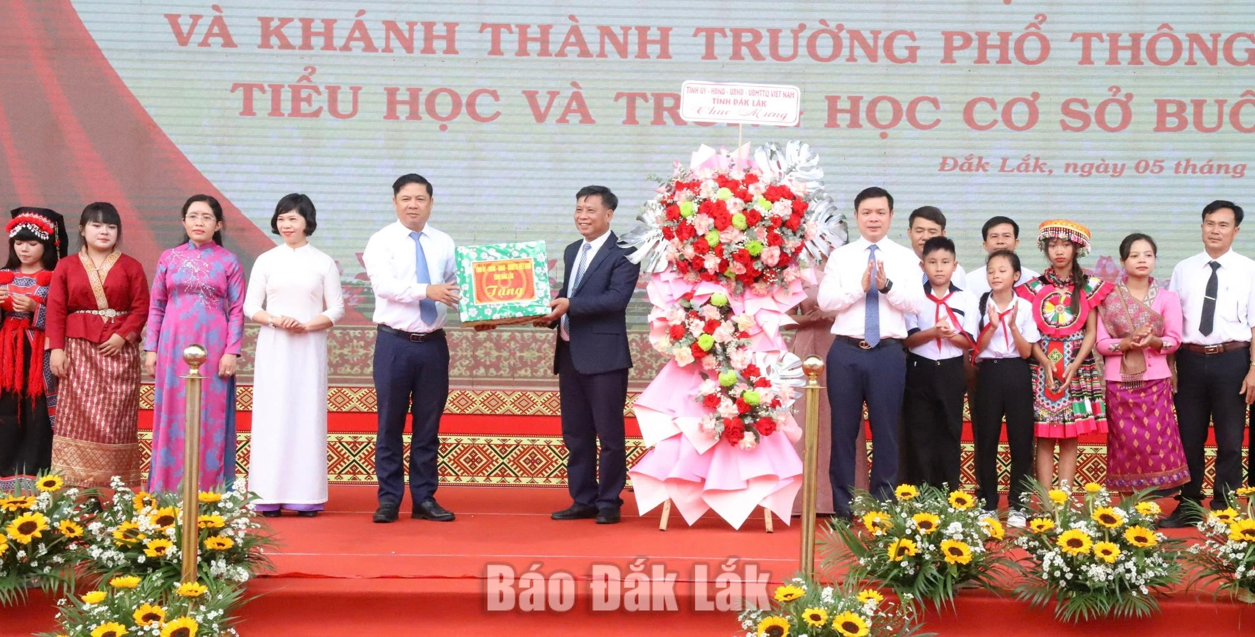 trao quà của tỉnh cho 
