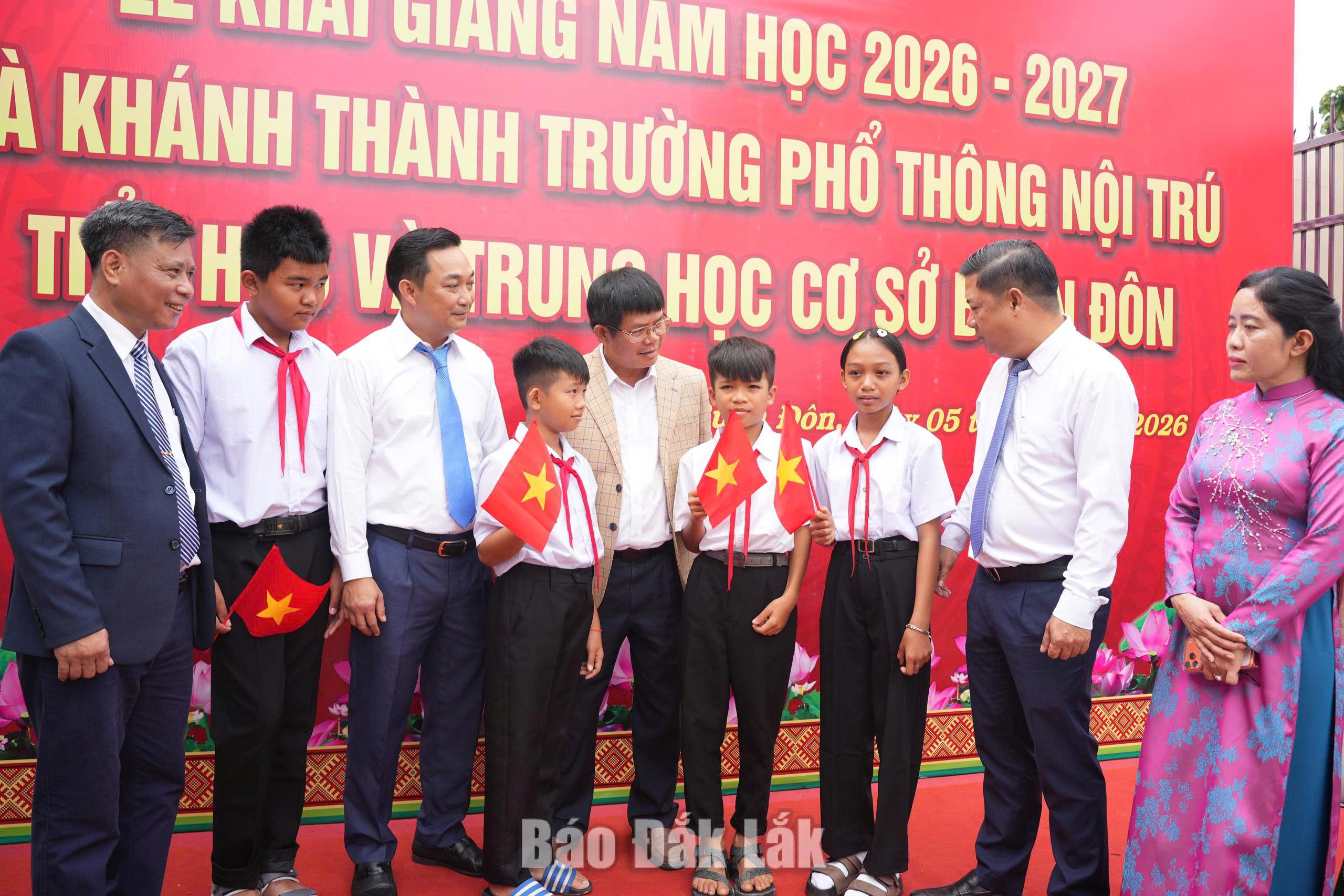 Đồng chí Lương Nguyễn Minh Triết, Ủy viên Trung ương Đảng, Bí thư Tỉnh ủy, Trưởng Đoàn ĐBQH tỉnh động viên học sinh nhân dịp năm học mới.