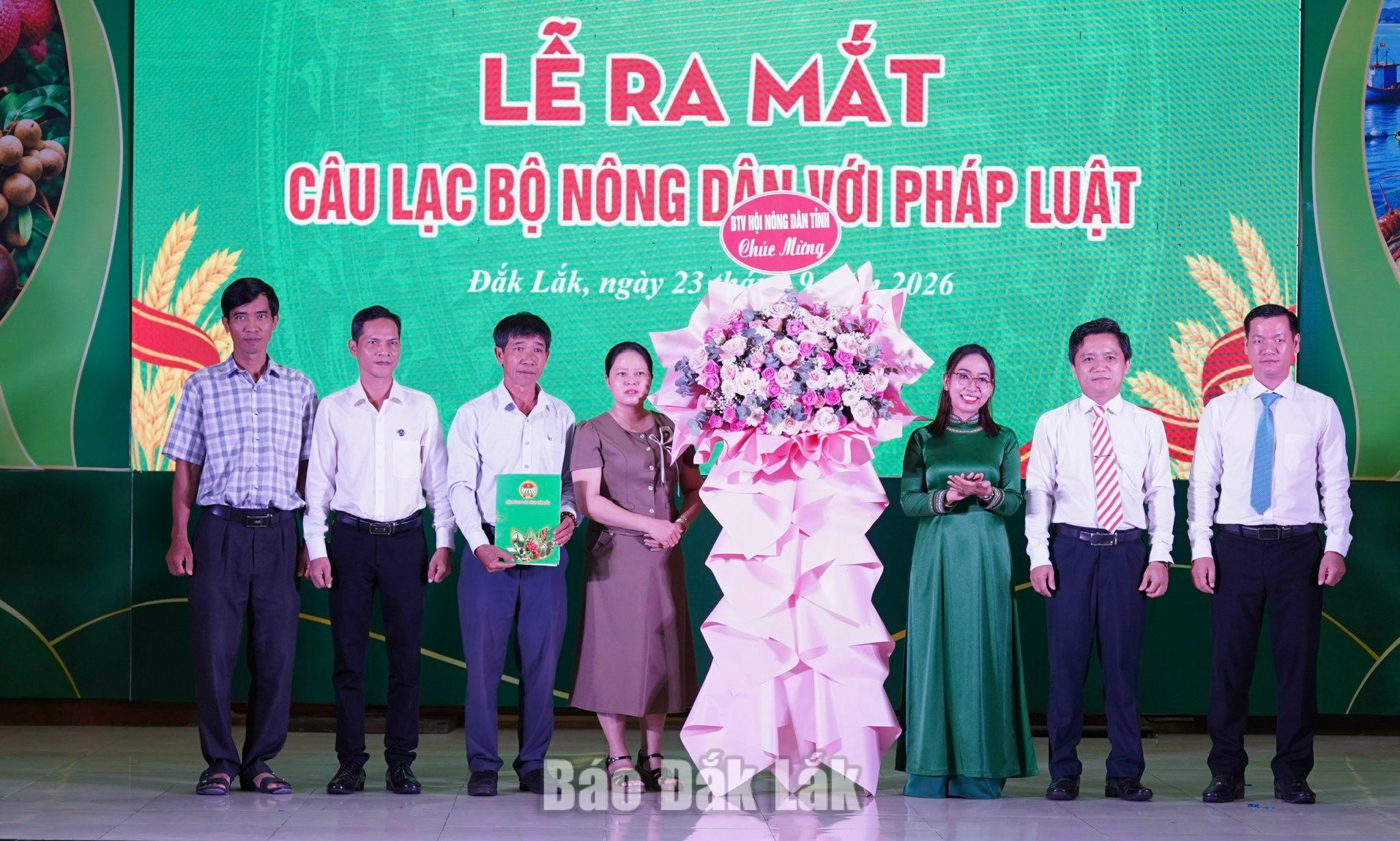Ra mắt Câu lạc bộ Nông dân với pháp luật tại chương trình.