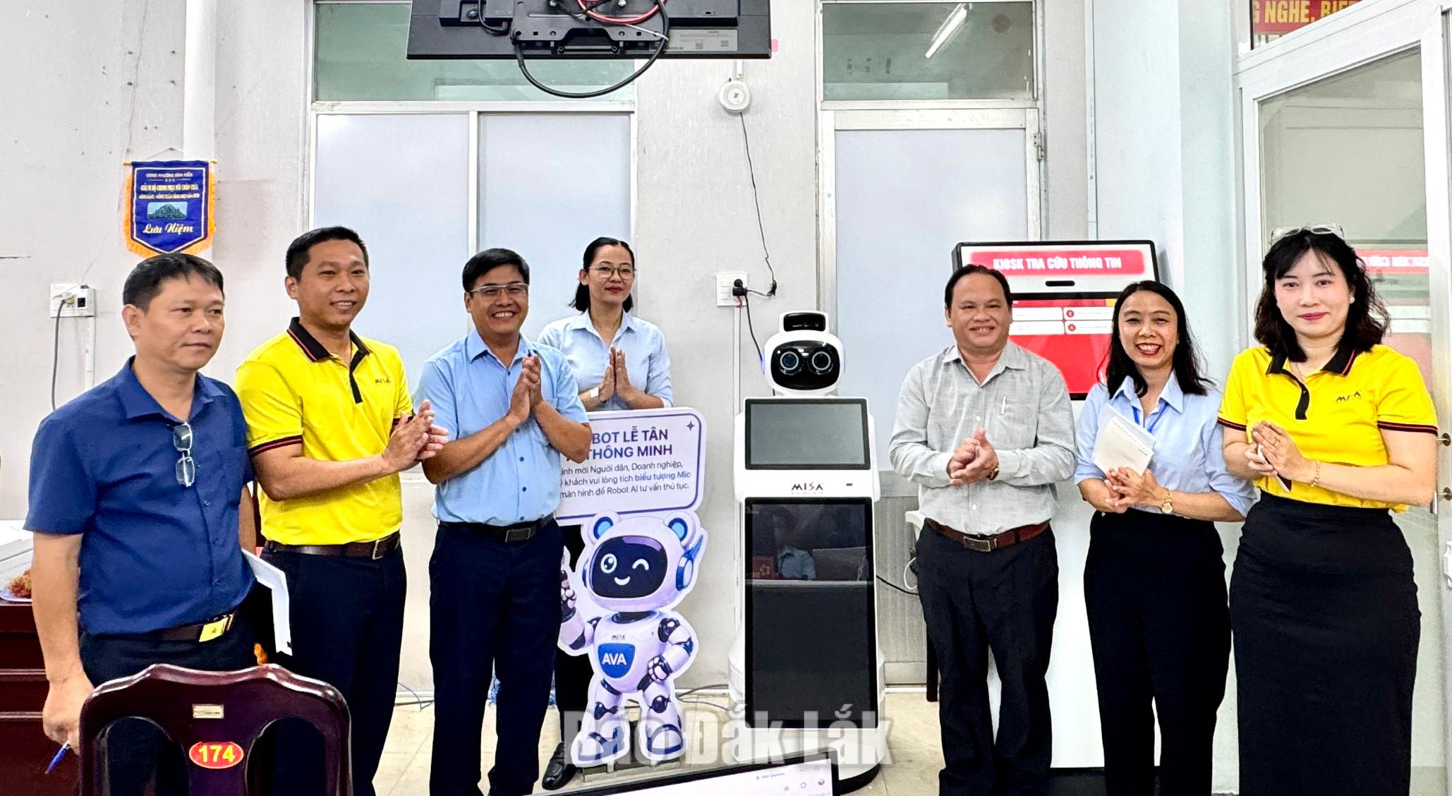 UBND phường Bình Kiến ra mắt và đưa vào vận hành robot lễ tân thông minh ứng dụng trí tuệ nhân tạo tại bộ phận Một cửa của phường.