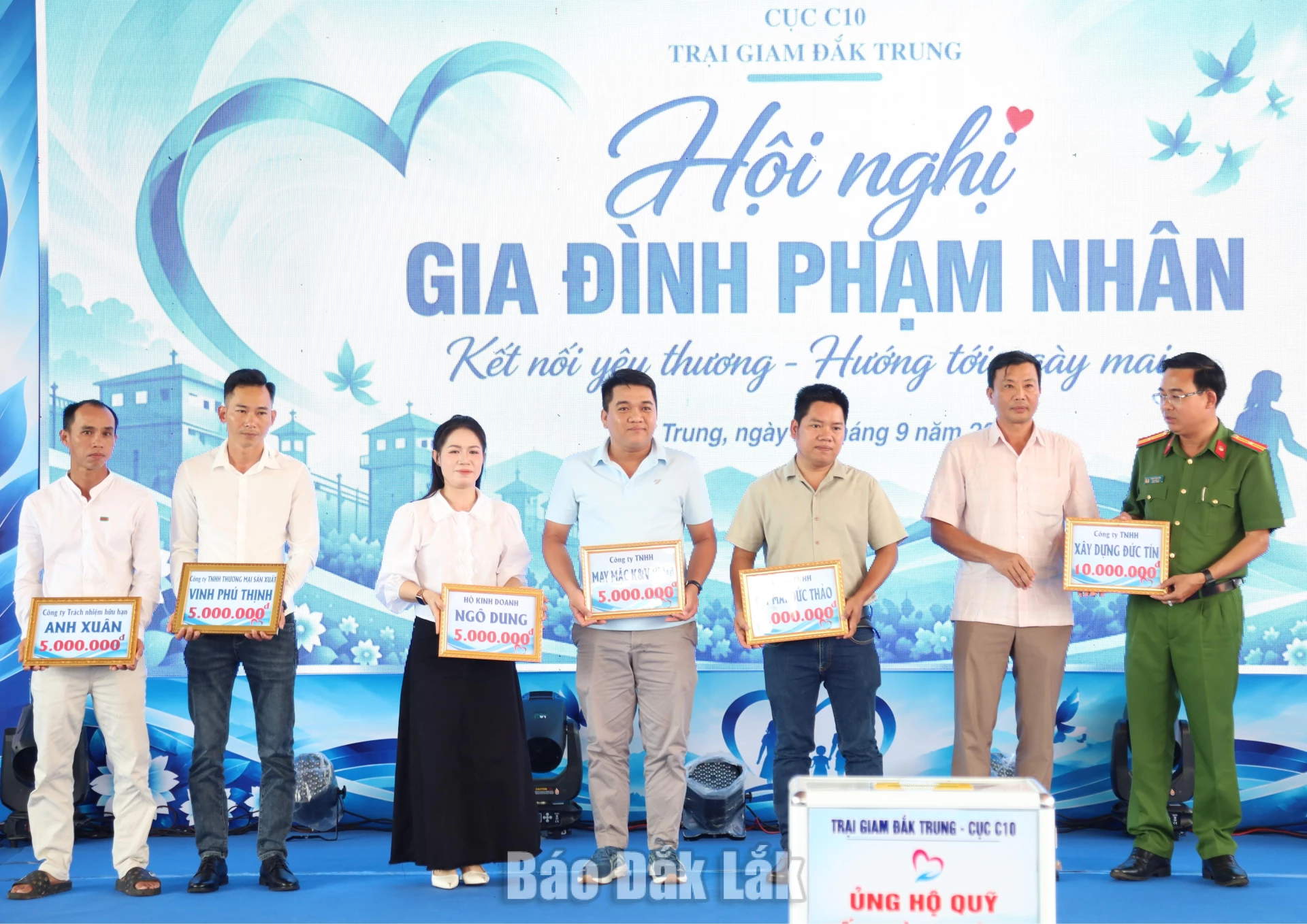 Đại diện các doanh nghiệp trên địa bàn ủng hộ Quỹ Tấm lòng vàng.
