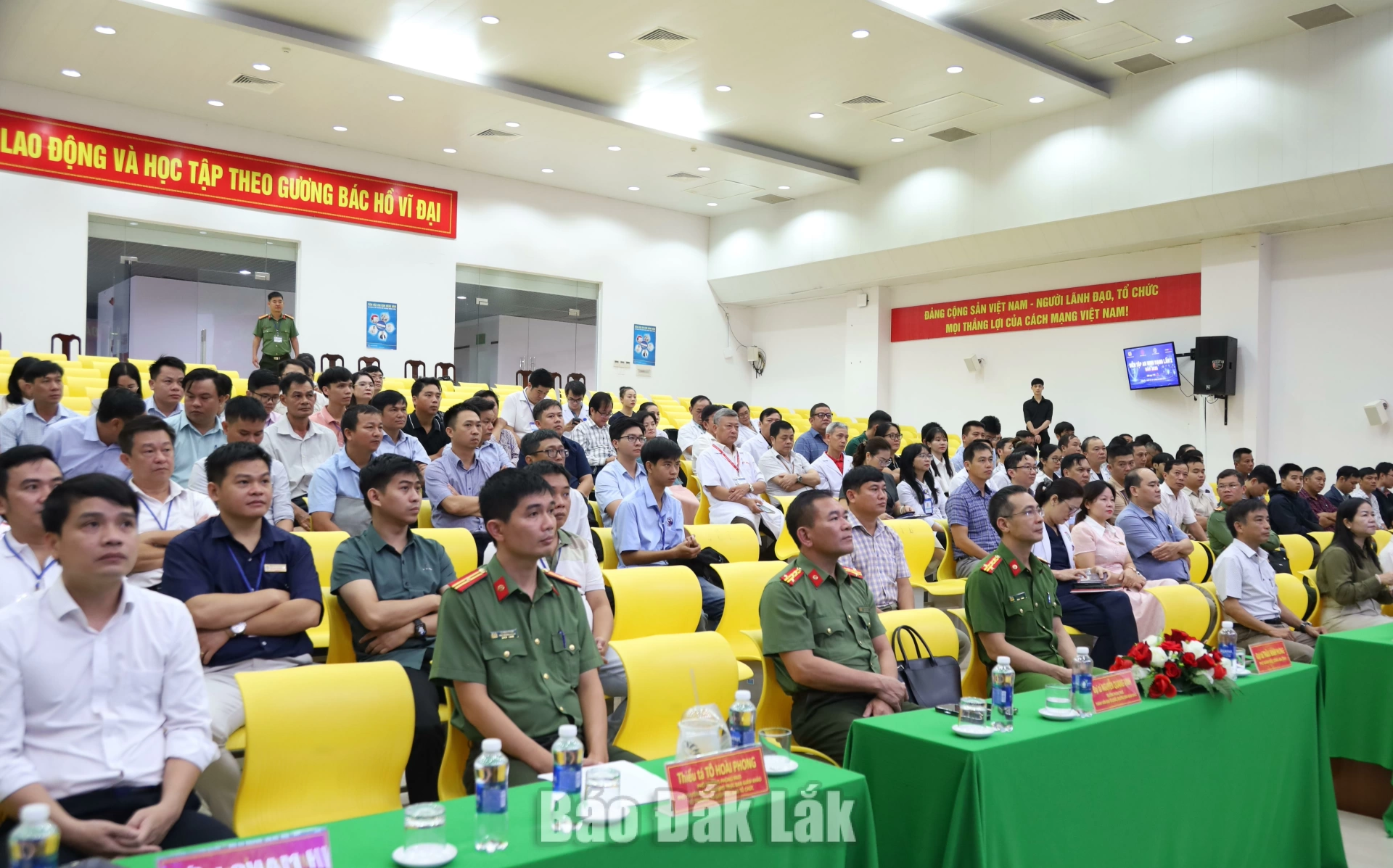 Các đại biểu tham gia lễ khai mạc.