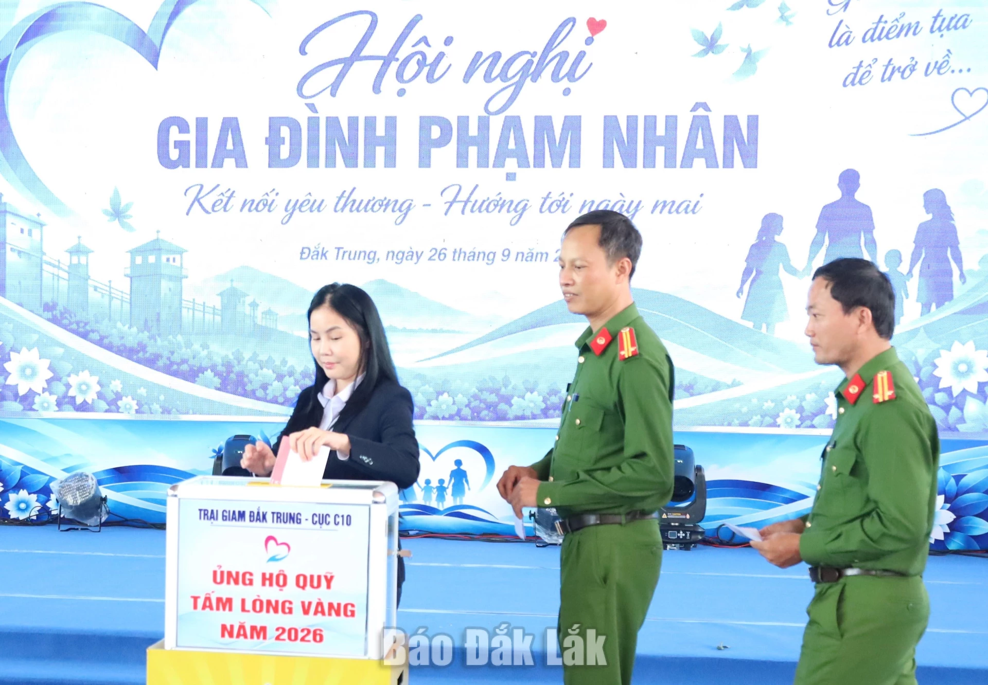 Các đại biểu ủng hộ Quỹ Tám lòng vòng của Trại giam Đắk Trung.