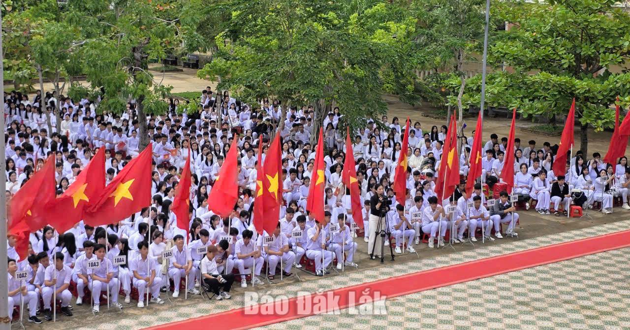 Hơn 2000 học sinh Trường THPT Nguyễn Văn Linh dự lễ khai giảng năm học mới.