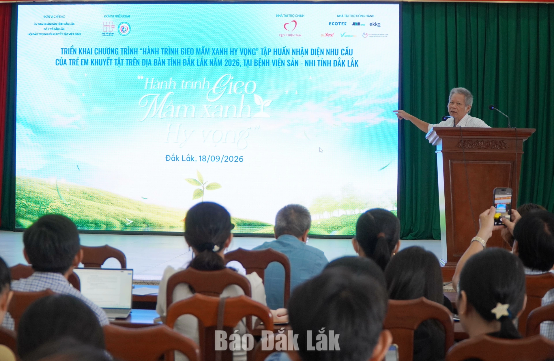 Ông Đồng Văn An, Giám đốc Trung tâm II – Trực tiếp hỗ trợ trẻ khuyết tật chia sẻ tổng quát về nội dung tập huấn.