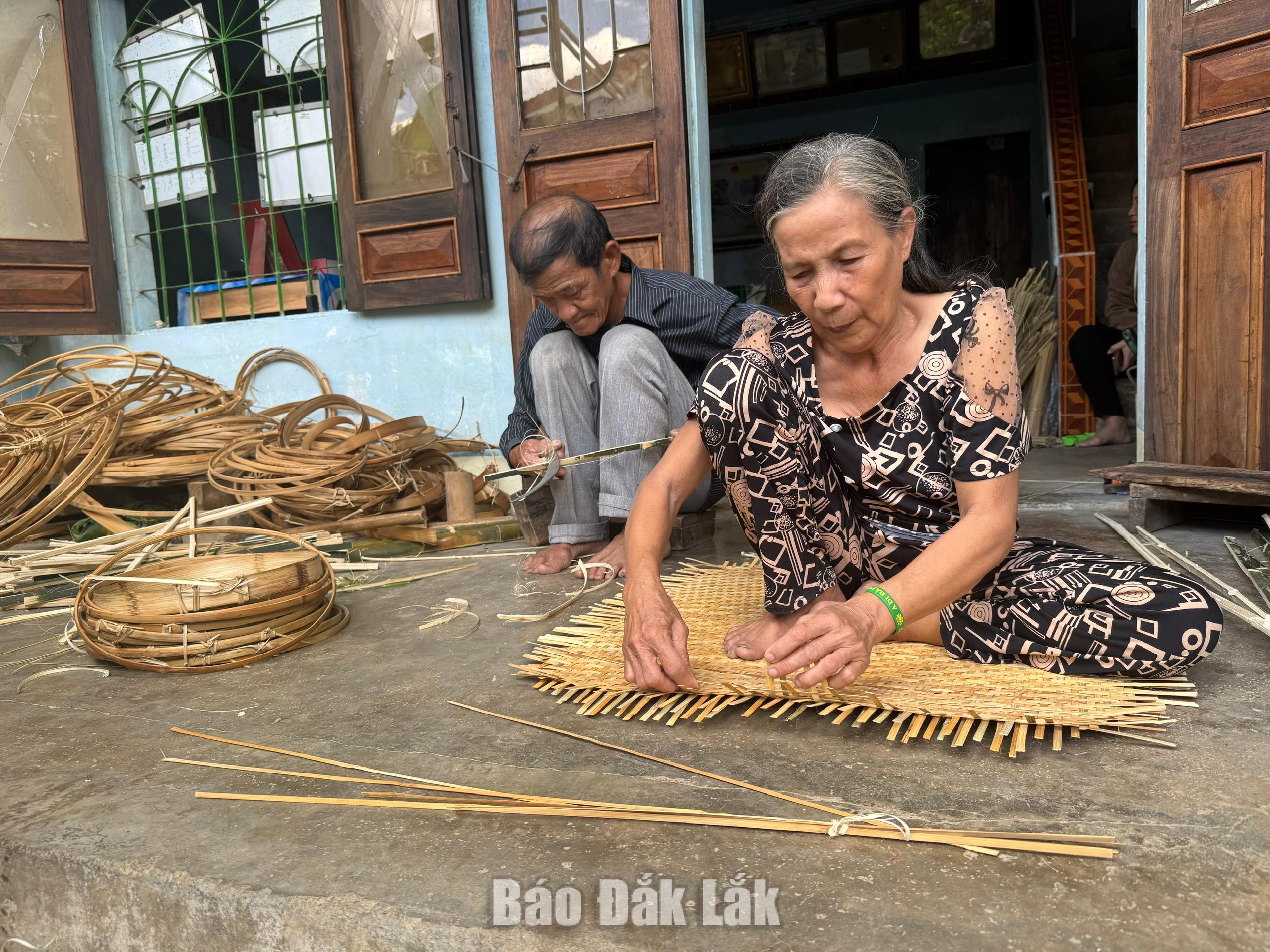 Gia đình ông Lưu Mạnh Hùng (xã Tuy An Bắc) gắn bó với nghề đan lát, góp phần gìn giữ và phát triển nghề truyền thống của địa phương.