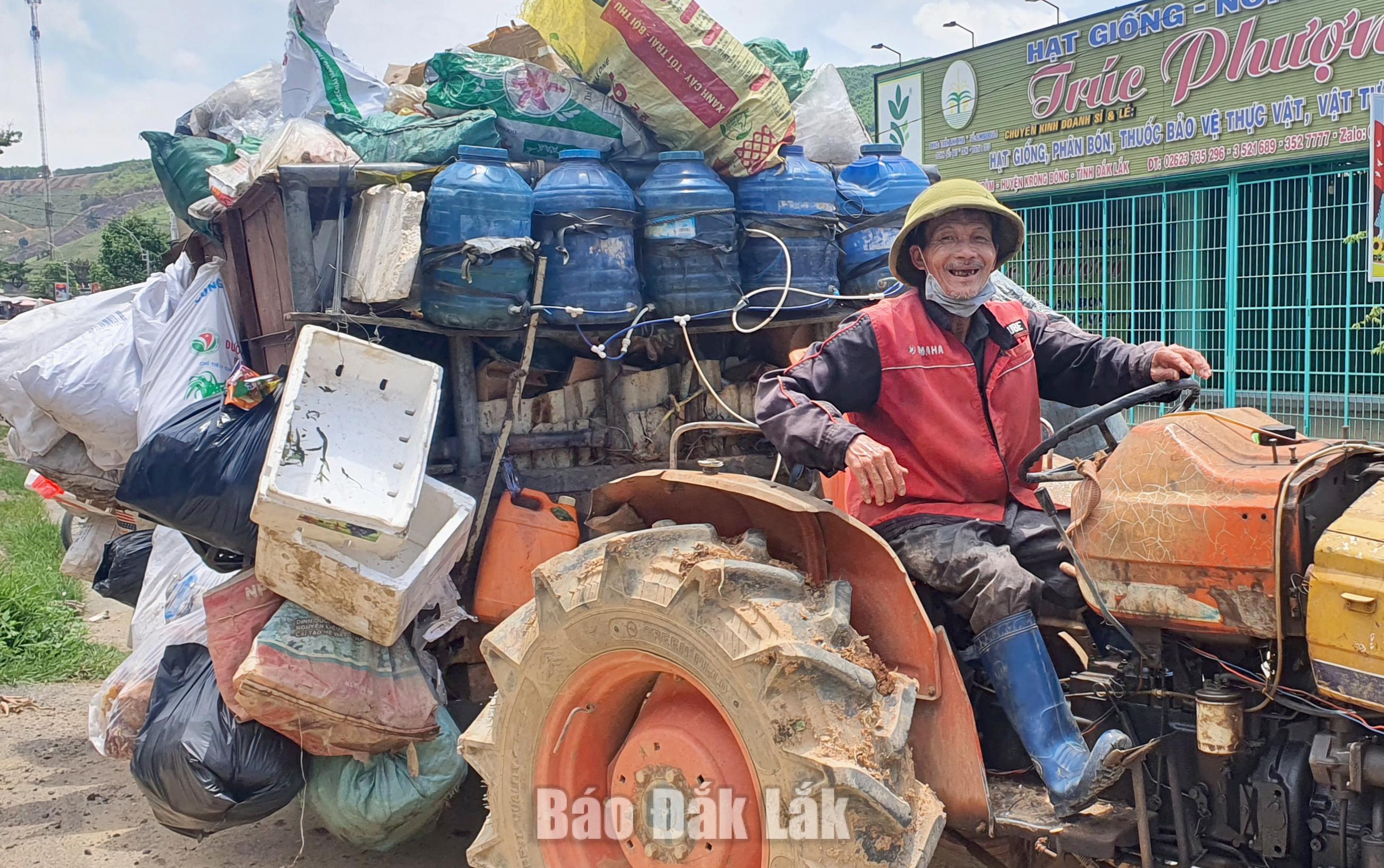 Suốt 10 năm gắn bó với nghề thu gom rác, ông Dũng vẫn tận tụy, trách nhiệm với công việc.