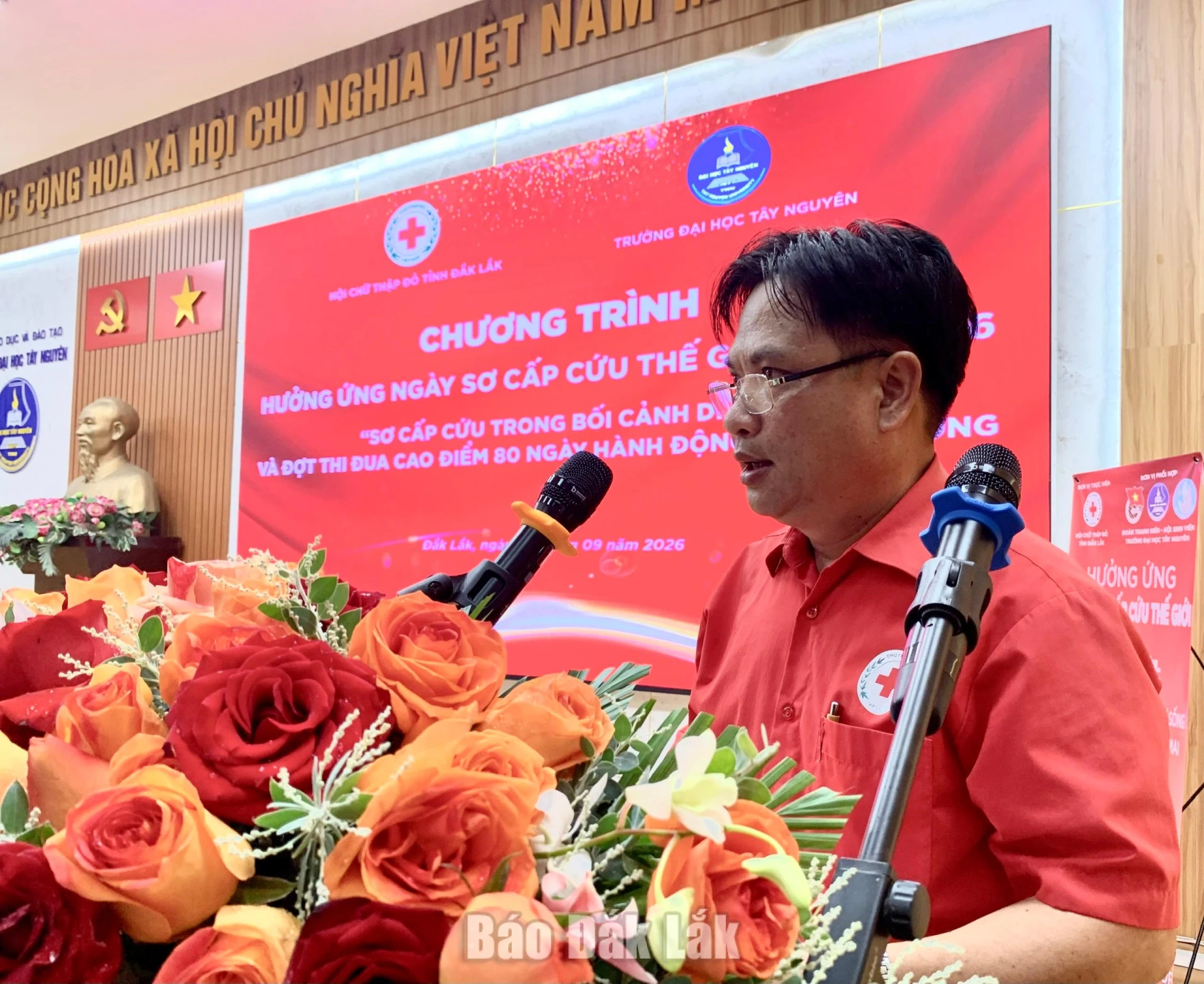 Phó Chủ tịch Hội Chữ thập đỏ tỉnh Nguyễn Hữu Sửu phát biểu khai mạc chương trình.