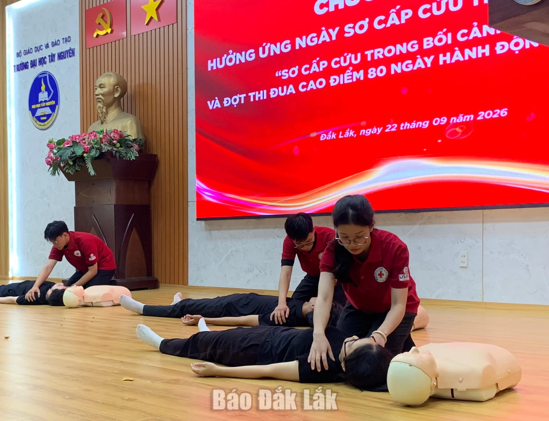 Sinh viên Trường Đại học Tây Nguyên thao diễn kỹ năng sơ cấp cứu.