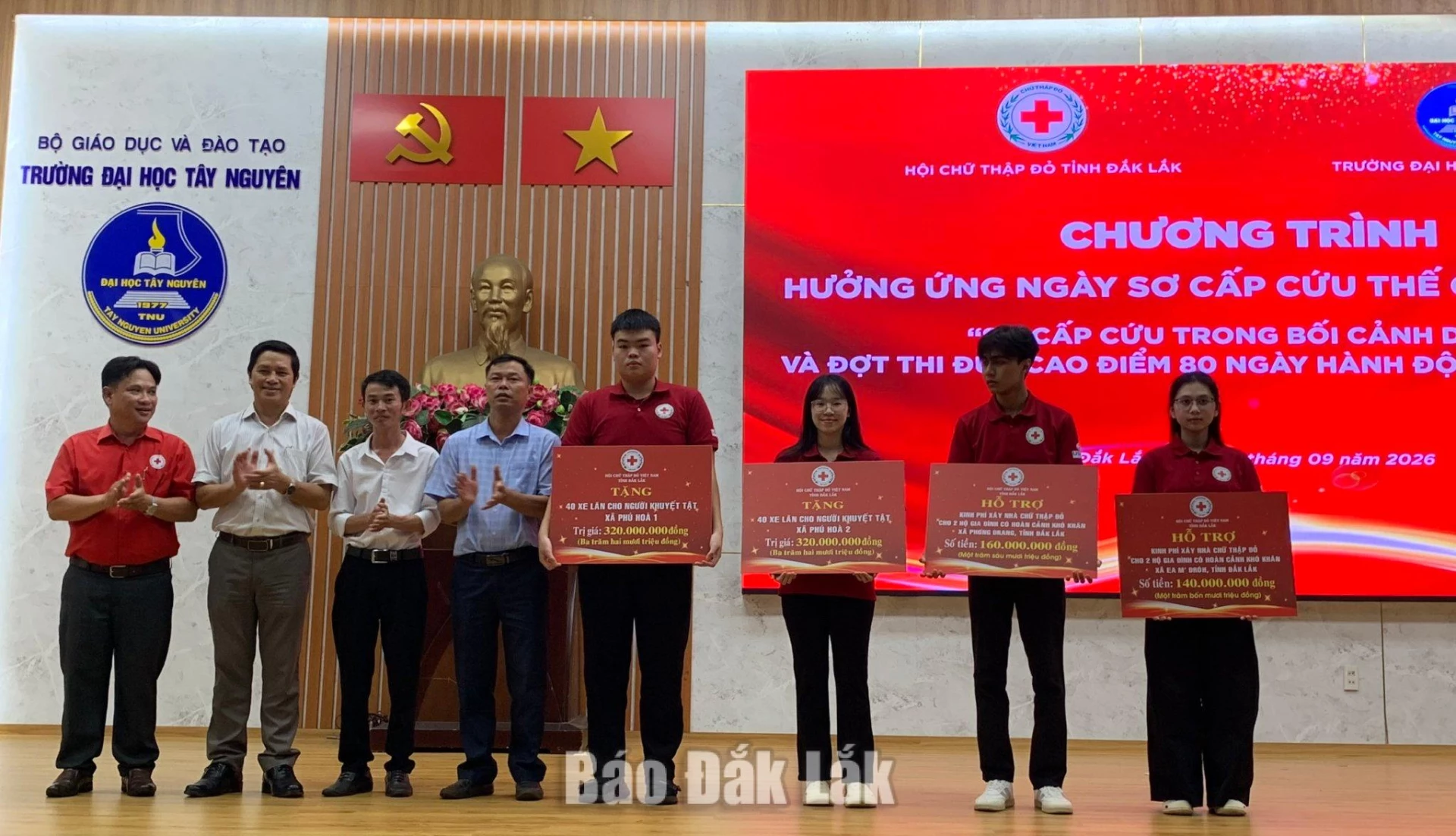 Phó Chủ tịch Ủy ban MTTQ Việt Nam tỉnh Phạm Văn Bảy cùng lãnh đạo Hội Chữ thập đỏ tỉnh trao bảng tượng trưng hỗ trợ kinh phí, chia sẻ với bà con các địa phương trong tỉnh.