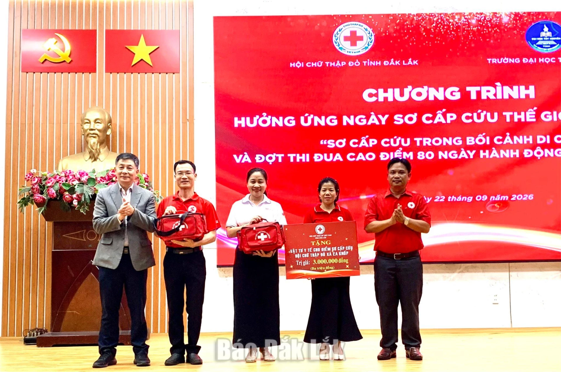 Phó Hiệu trưởng Trường Đại học Tây Nguyên Nguyễn Văn Nam cùng lãnh đạo Hội chữ thập đỏ tỉnh trao tặng thiết bị vật tư y tế cho đại diện Hội chữ thập đỏ các xã.