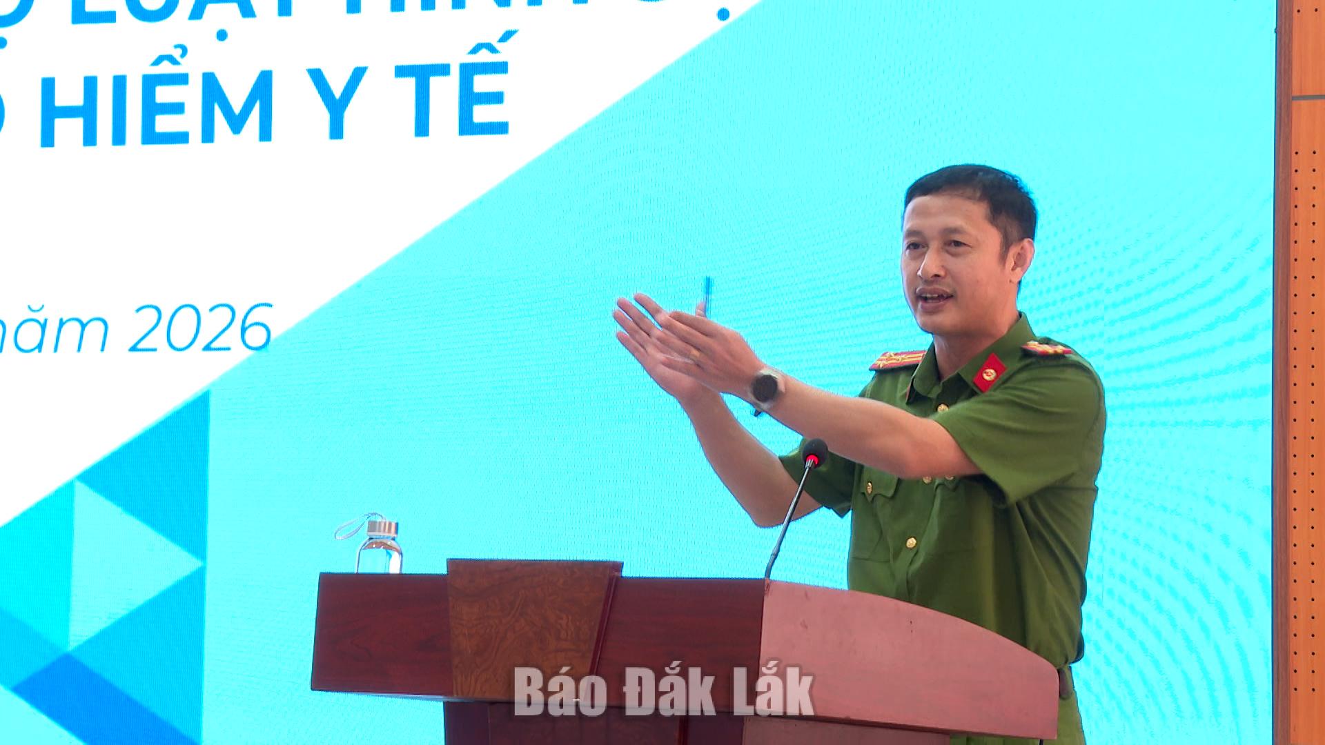 Lãnh đạo Phòng PC03 Công an tỉnh Đắk Lắk giới thiệu các quy định của pháp luật và cách nhận diện các hành vi gian lận, lạm dụng BHYT trong thực tiễn. 