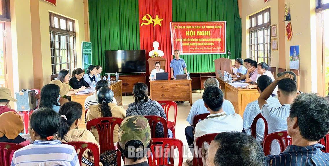 Lãnh đạo xã Sông Hinh đối thoại người dân về cấp giấy chứng nhận quyền sử dụng đất.