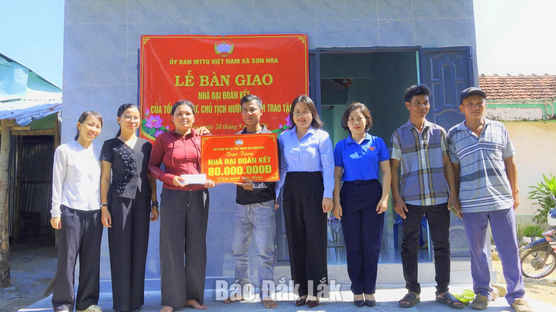 Lãnh đạo xã Sơn Hòa nghiệm thu, bàn giao nhà Đại đoàn kết cho gia đình hộ anh Lê Văn Thủy.