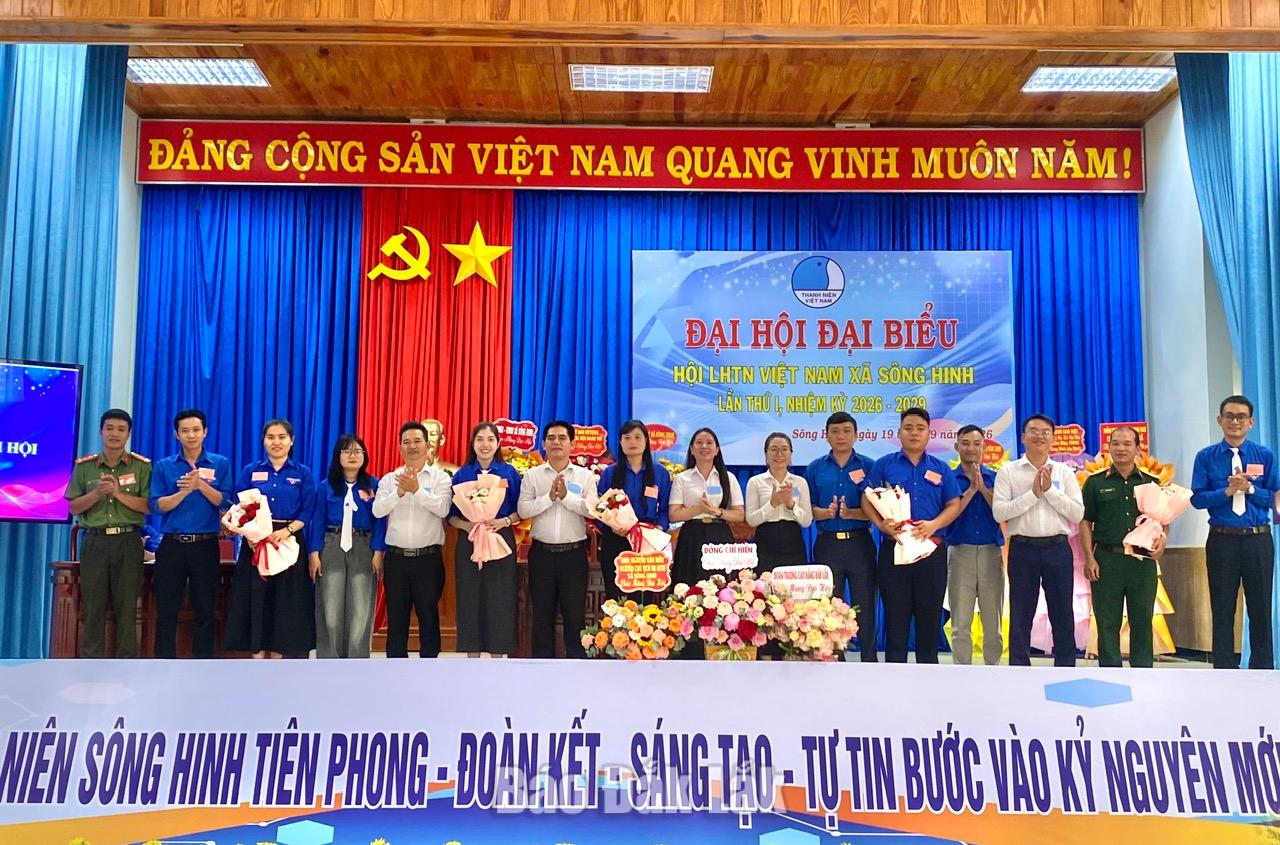 Lãnh đạo xã Sông Hinh tặng hoa cho các tân ủy viên Ủy ban Hội Liên hiệp Thanh niên Việt Nam xã Sông Hinh khóa I, nhiệm kỳ 2026 – 2029 