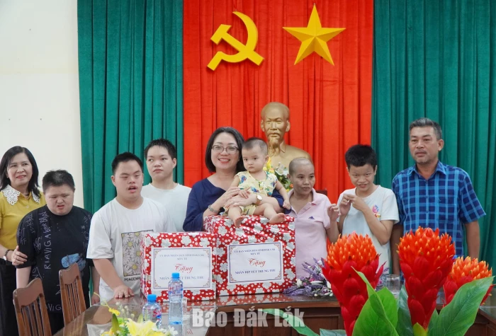 Lãnh đạo Sở Y tế tỉnh thăm, tặng quà trẻ em có hoàn cảnh đặc biệt