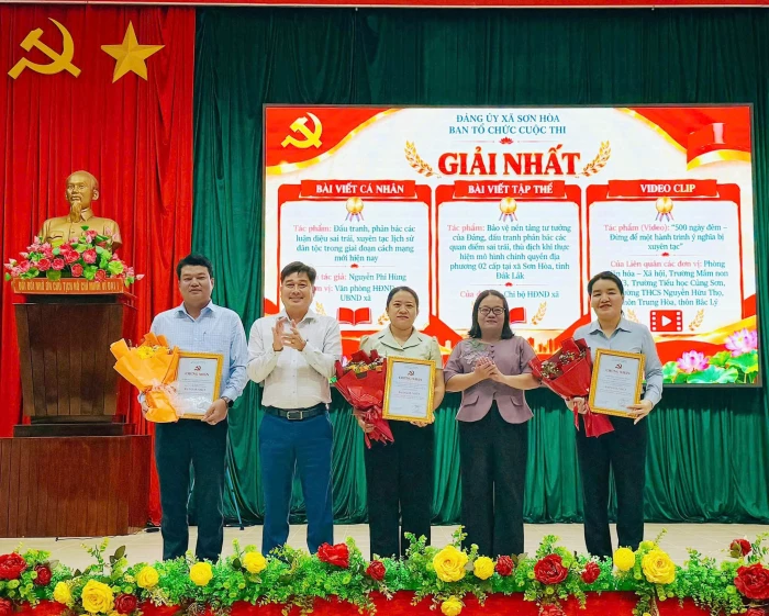 Xã Sơn Hòa trao giải Cuộc thi bảo vệ nền tảng tư tưởng của Đảng