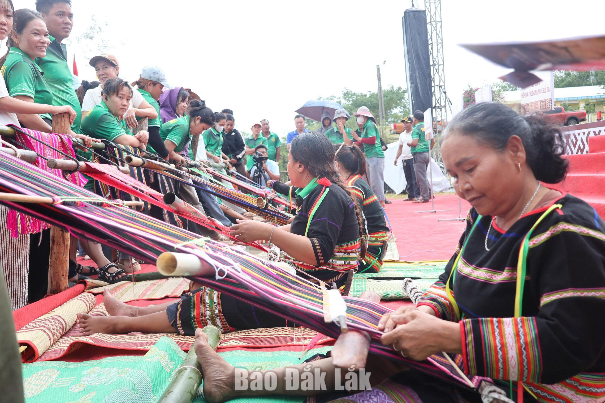 các nghệ nhân tham gia phần thi dệt thổ cẩm truyền thống của người dân tộc thiểu số tại xã Suối Trai.