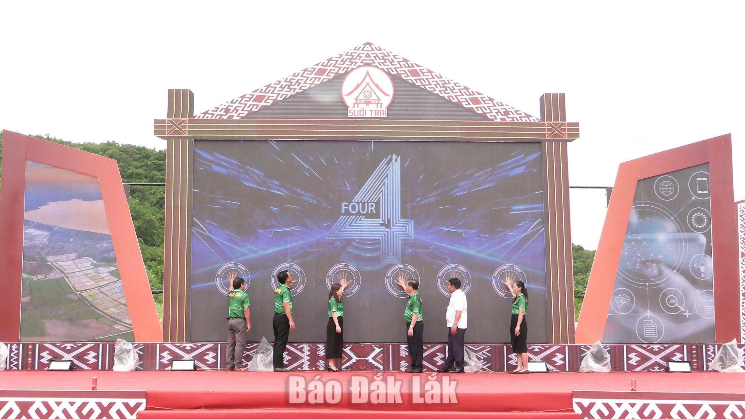 Lãnh đạo xã Suối Trai và các đại biểu nhấn nút chuyển đổi số.