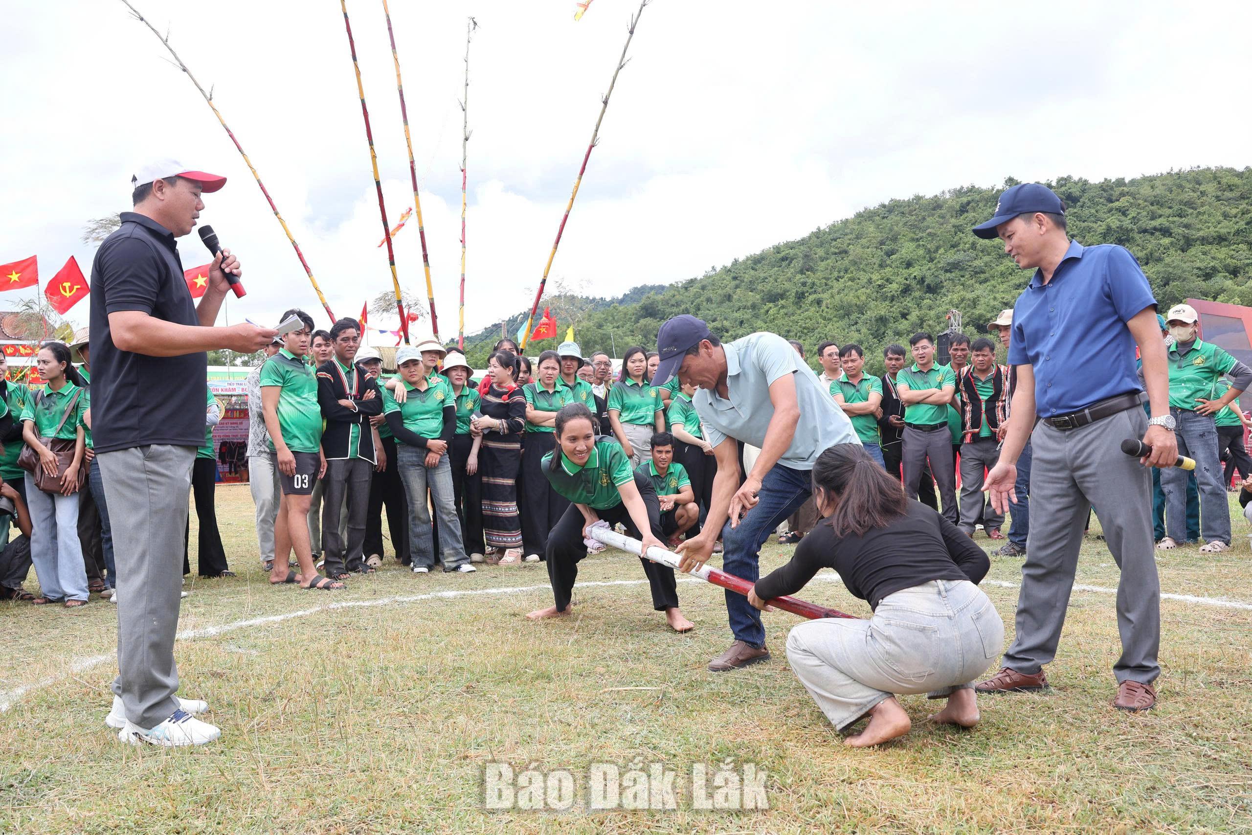 Các đội tranh tài ở môn đẩy gậy.