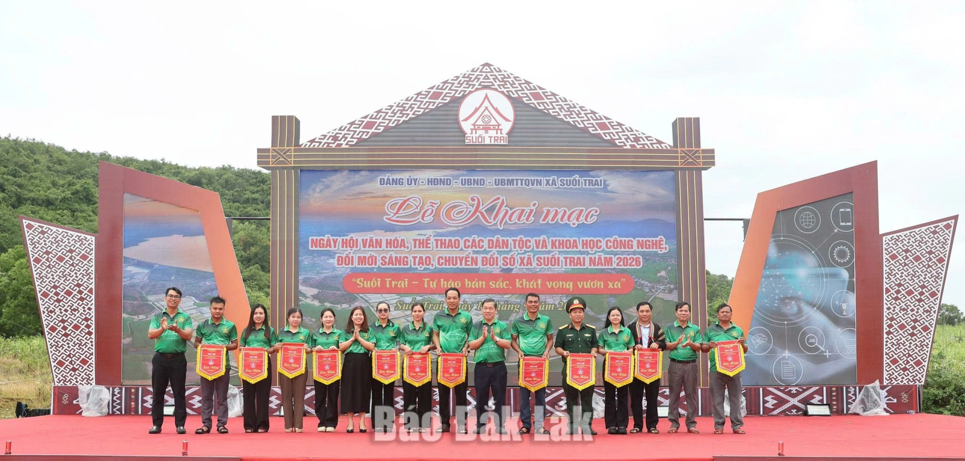 Lãnh đạo xã Suối Trai tặng cờ lưu niệm cho các đoàn.