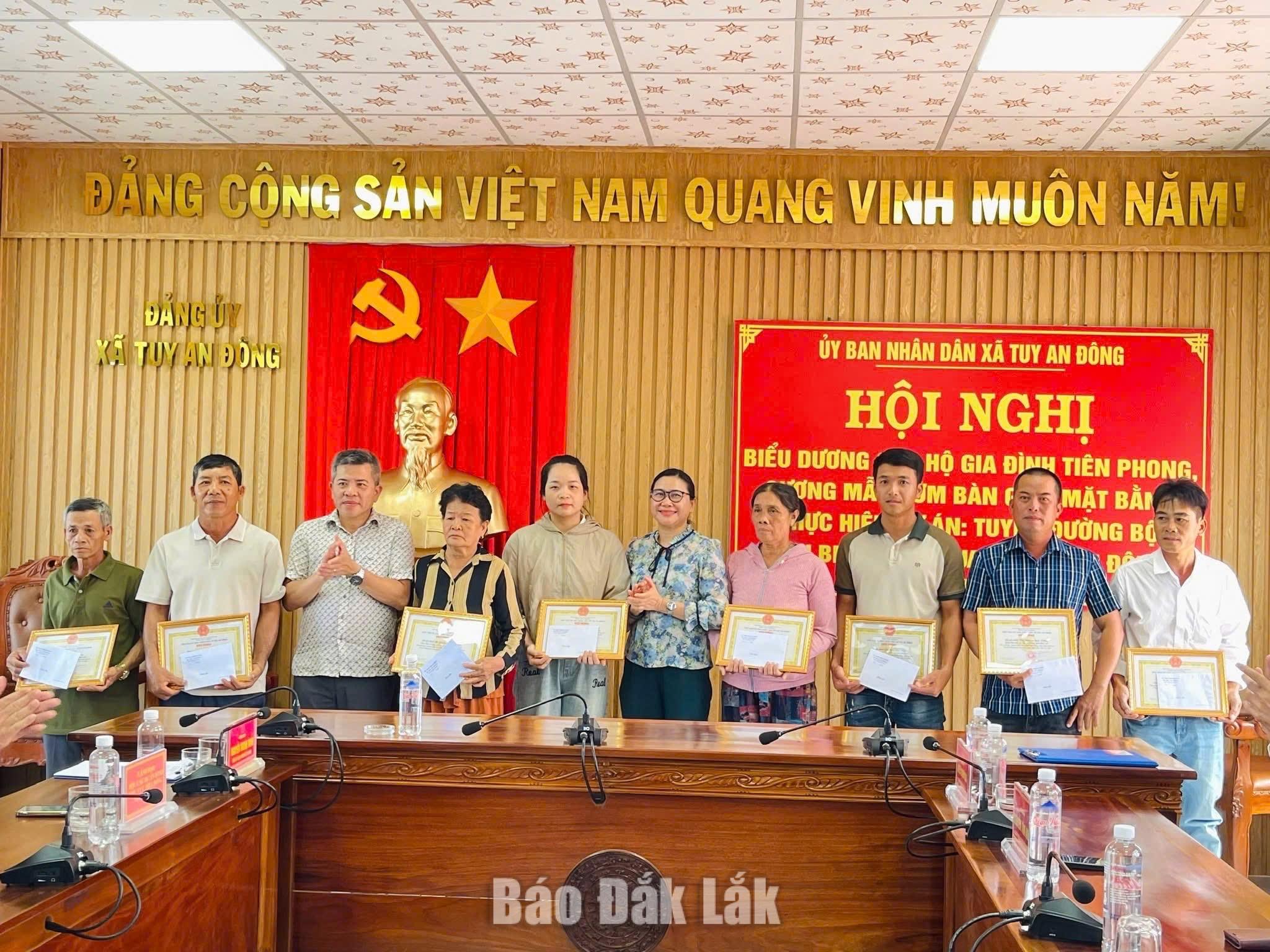 Lãnh đạo xã Tuy An Đông khen thưởng cho các hộ dân đã tữ nguyện bàn giao mặt bằng cho các dự án.
