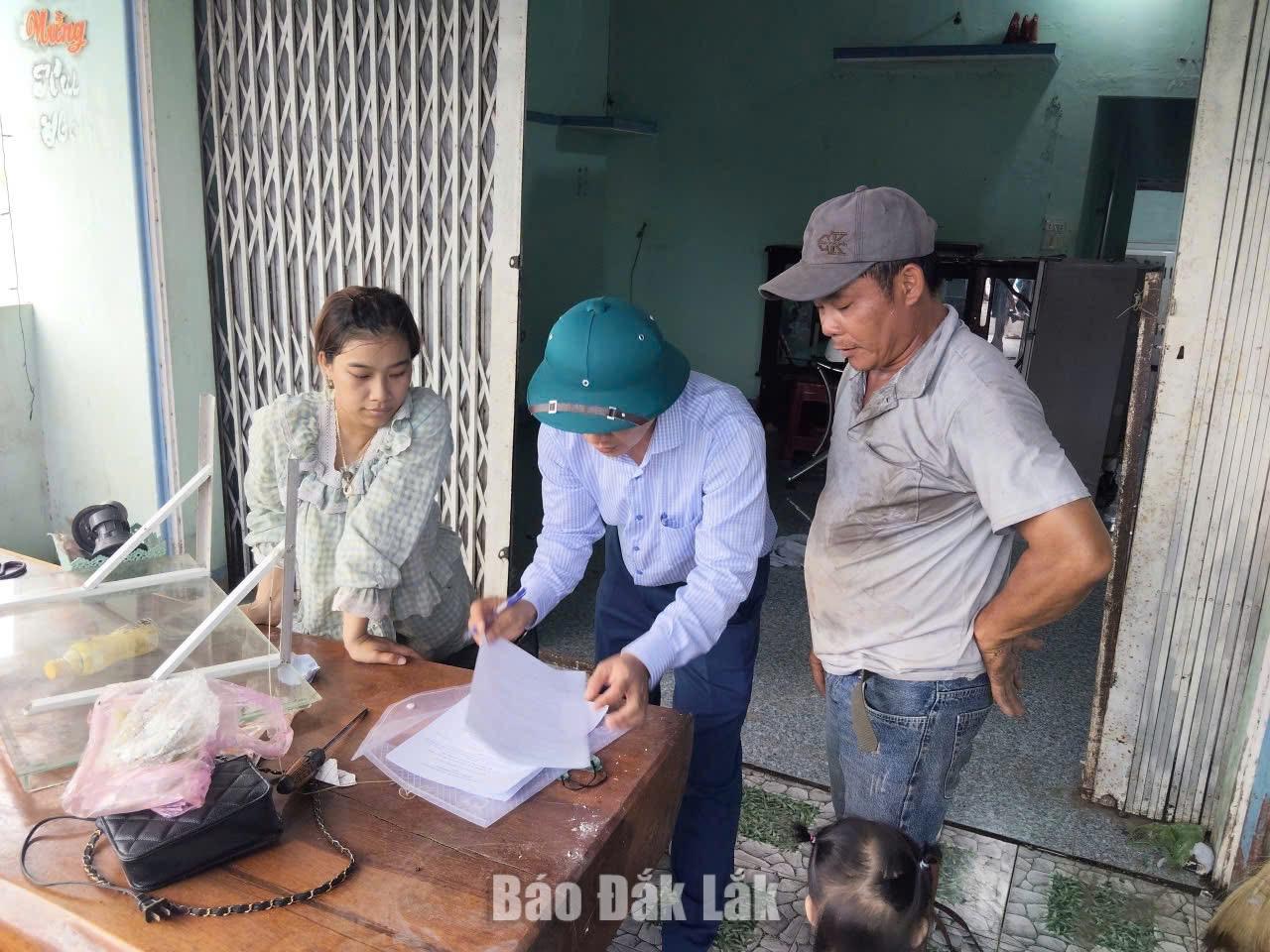 Cán bộ xã Tuy An Đông đến tận nhà hướng dẩn, giải thích chính sách bồi thường cho người dân.
