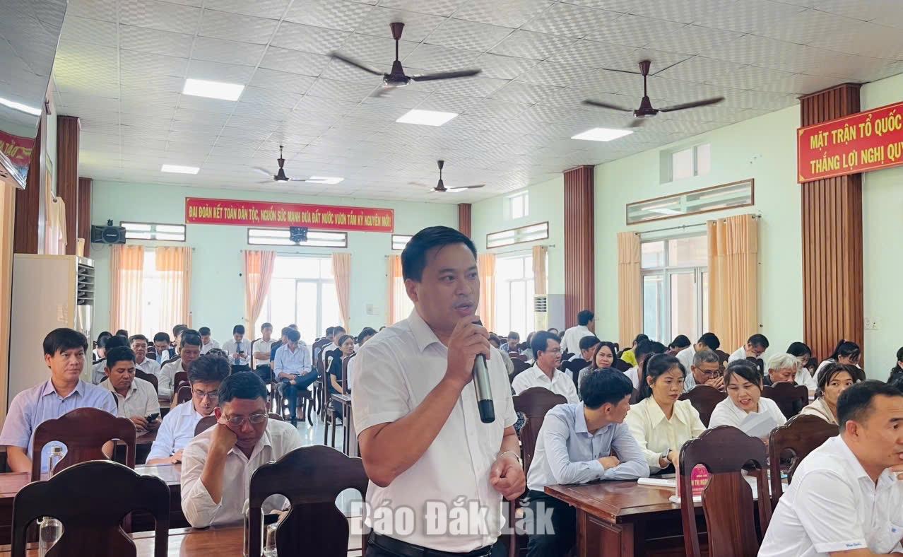 Cán cán bộ trẻ được quy hoạch phát biểu ý kiến tại buổi gặp mặt.