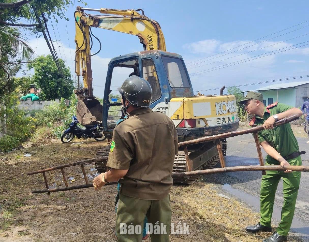 Máy móc được huy động tối đa, để dọn đẹp mặt bằng sạch cho các tuyền đường trọng điễm.