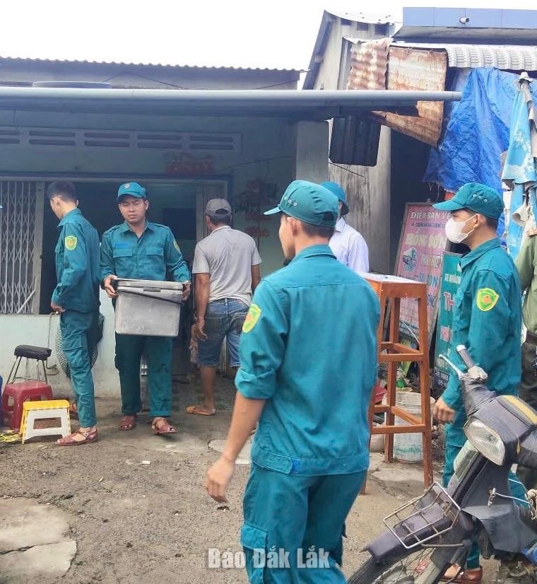 Các lực lượng chức năng đồng hành, hỗ trợ người dân tháo dỡ công trình, thu dọn vật dụng để gaio mặt bằng sách.