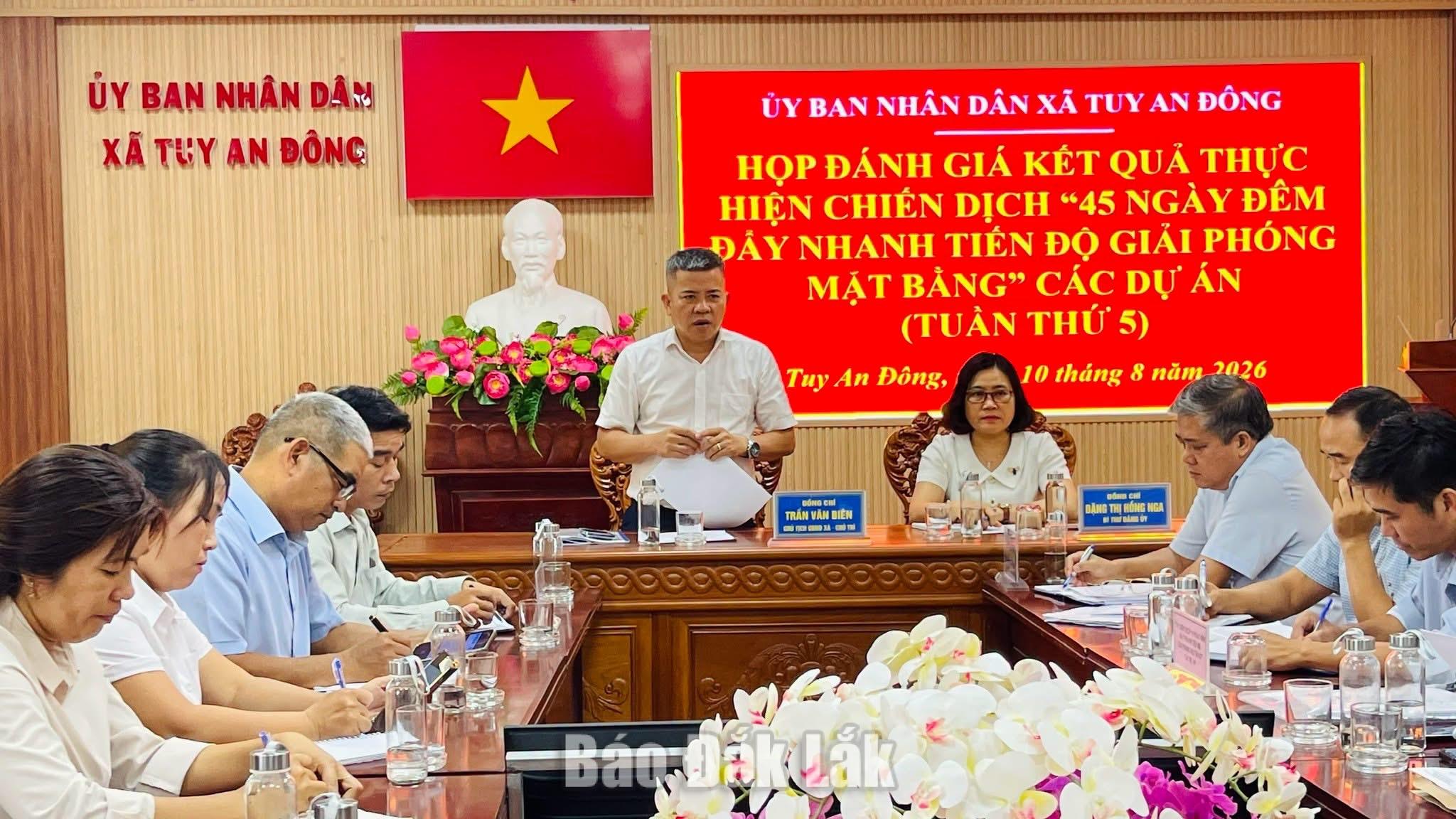 Lãnh đạo xã Tuy An Đông duy trì họp giao ban hằng tuần để tháo gỡ từng nút thắt tại hiện trường.