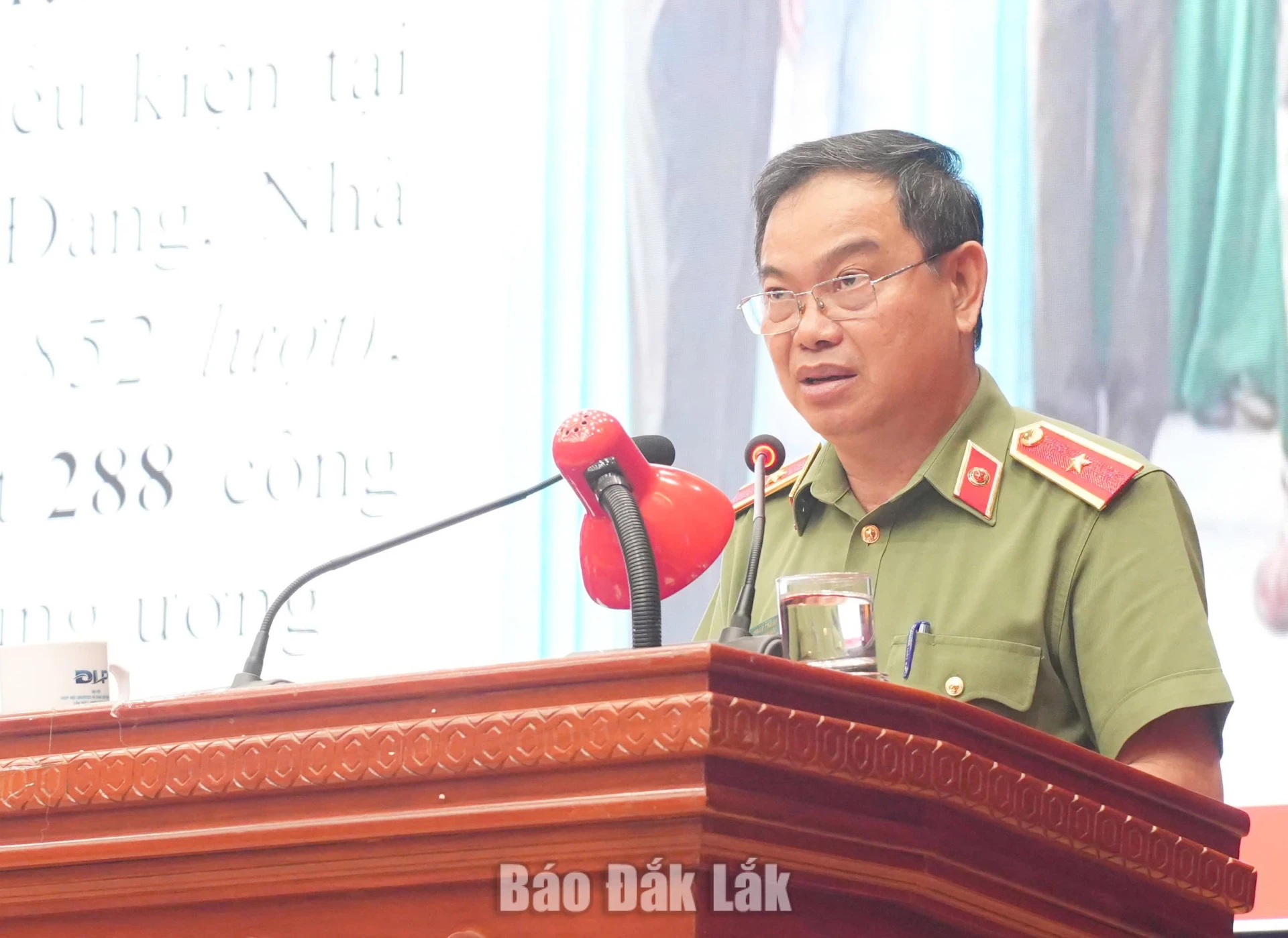 Đồng chí Phan Thanh Tám, Ủy viên Ban Thường vụ Tỉnh ủy, Giám đốc Công an tỉnh truyền đạt chương trình hành động tại hội nghị.