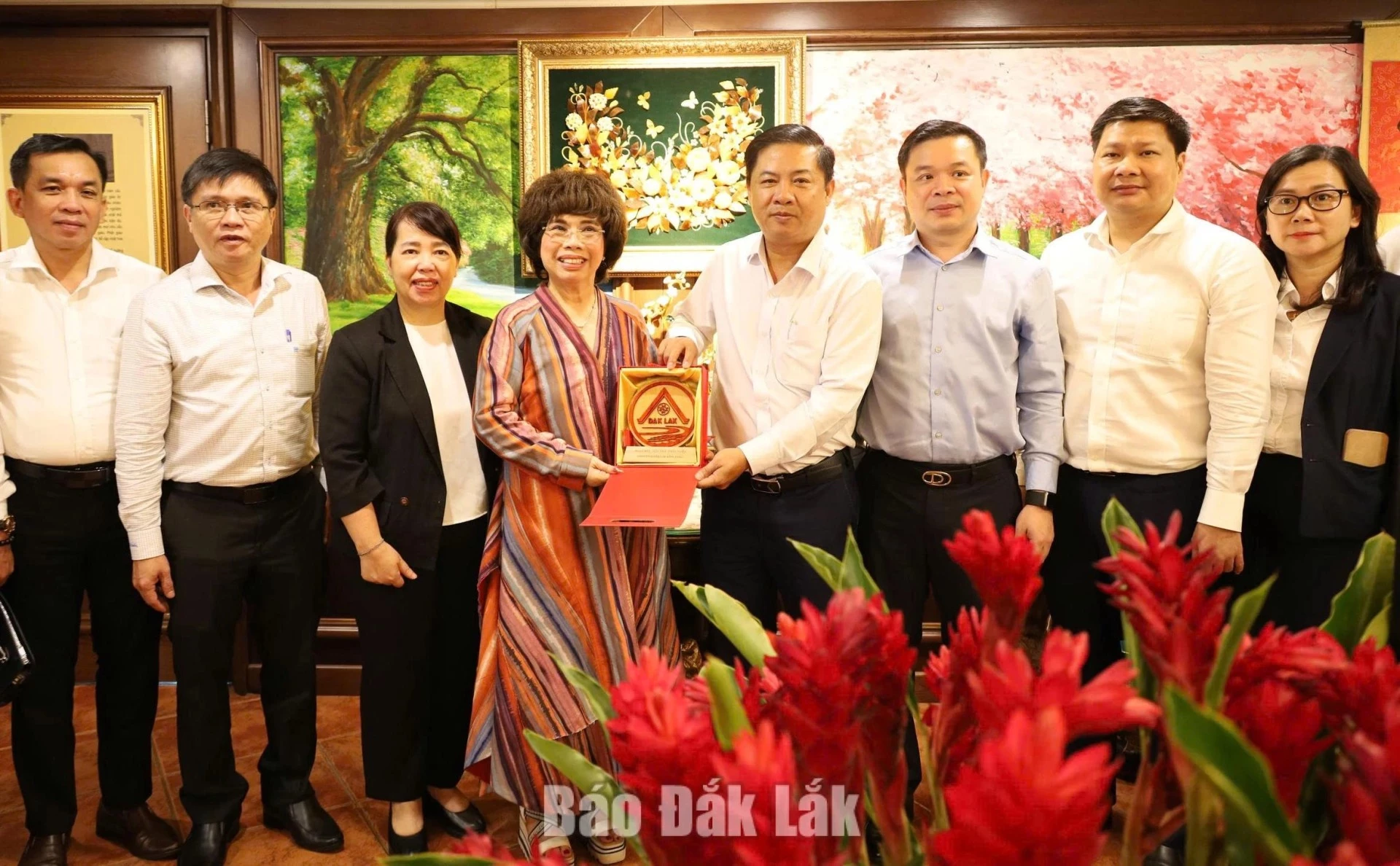 Comrade Luong Nguyen Minh Triet, Member of the Party Central Committee, Secretary of the Dak Lak Provincial Party Committee and Head of the provincial National Assembly Delegation, presenting a gift to TH Group leaders.