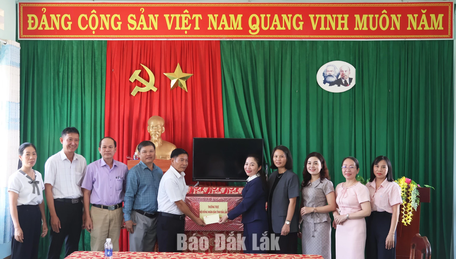Đồng chí Phúc Bình Niê KĐăm, Phó Chủ tịch HĐND tỉnh trao quà Thường trực HĐND tỉnh tặng cho nhà trường.