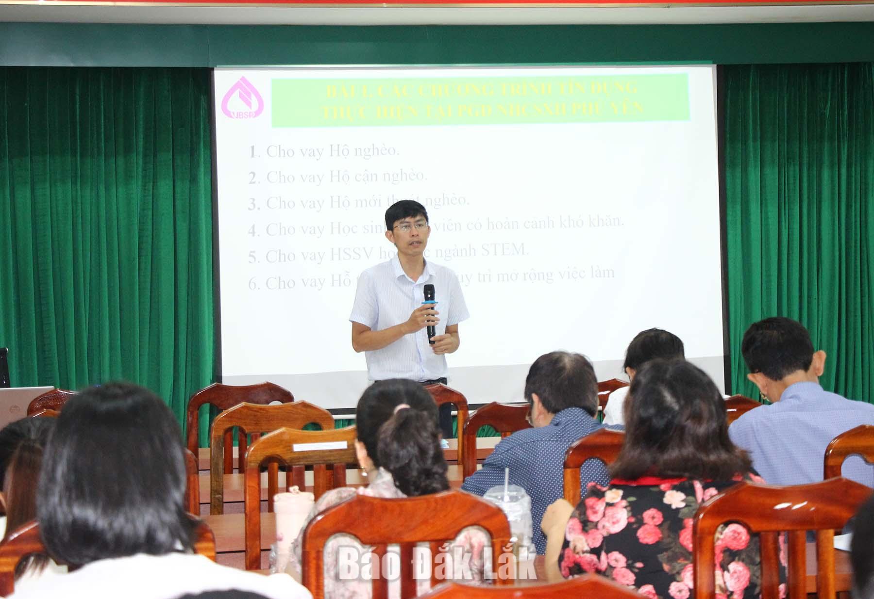 Đại diện Phòng Giao dịch Ngân hàng Chính sách xã hội Phú Yên trình bày các nội dung tập huấn.