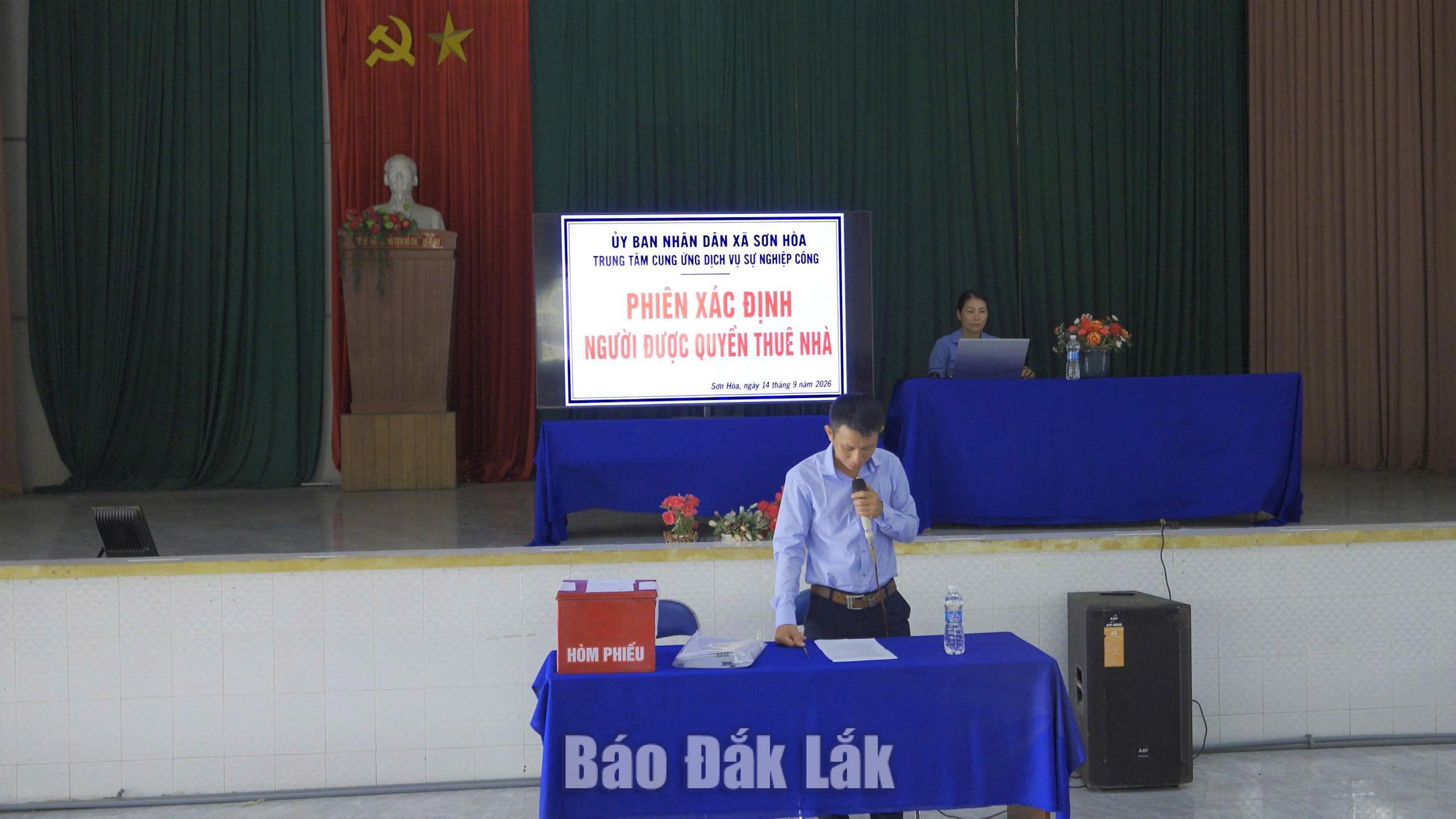 Cơ quan chức năng xã Sơn Hòa thực hiện quy trình thông báo cho thuê các tài sản công trên địa bàn xã.