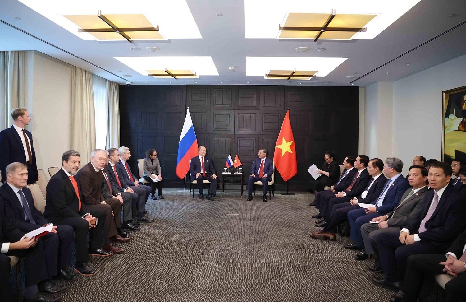 Tổng Bí thư, Chủ tịch nước Tô Lâm tiếp Chủ tịch Đảng Cộng sản Liên bang Nga Gennady Zyuganov. Ảnh: TTXVN