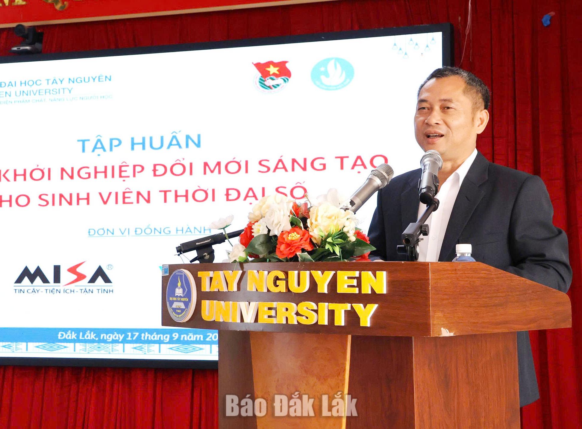 Ông Vũ Trí Thức - Giám đốc Văn phòng Đại diện Công ty CP MISA Buôn Ma Thuột trình bày chuyên đề “Tư duy khởi nghiệp đổi mới sáng tạo cho sinh viên trong thời đại số”.