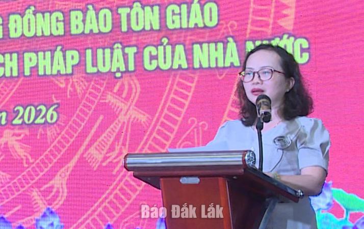Bà Phạm Thị Ngọc Tuyết, Phó Chủ tịch Ủy ban MTTQ Việt Nam tỉnh phát biểu tại hội nghị.