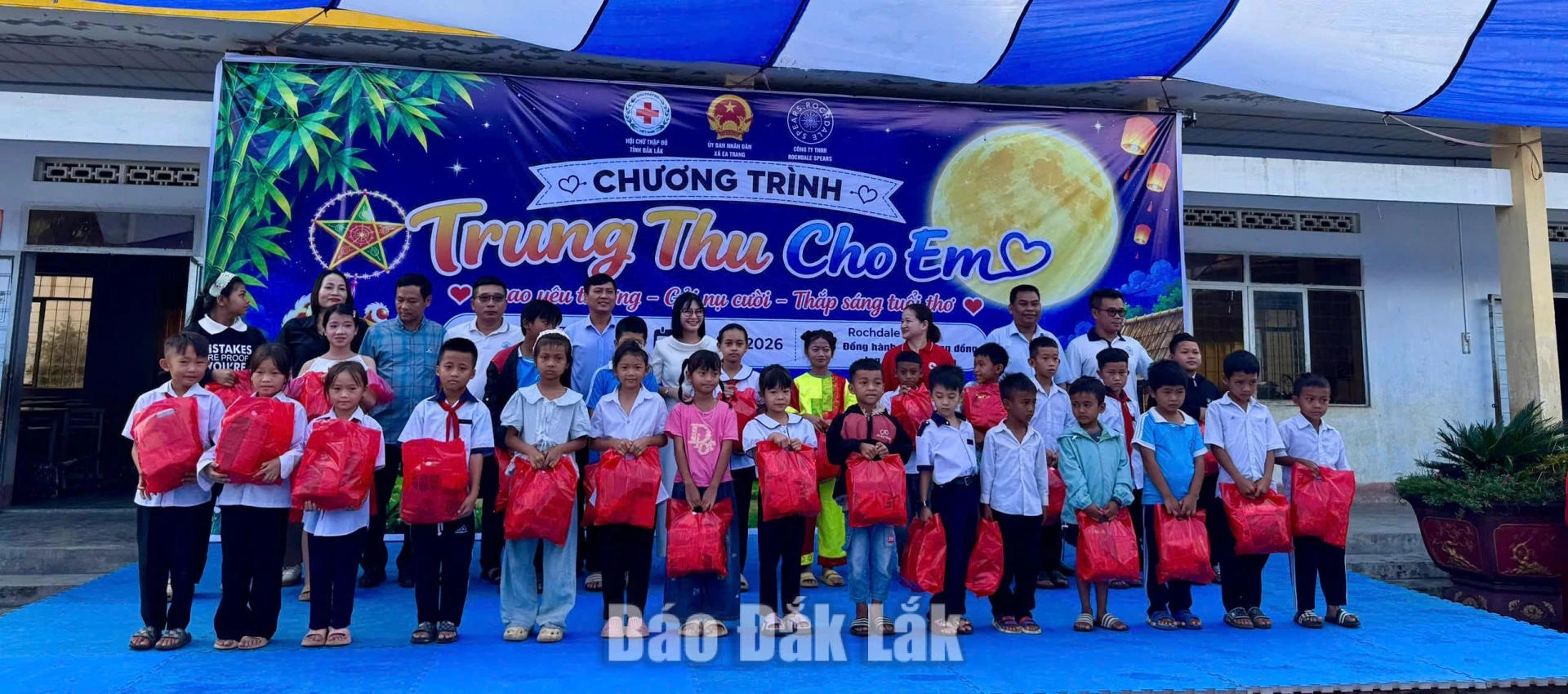 Ban tổ chức trao quà Trung thu tặng các em học sinh có hoàn cảnh khó khăn xã Ea Trang.