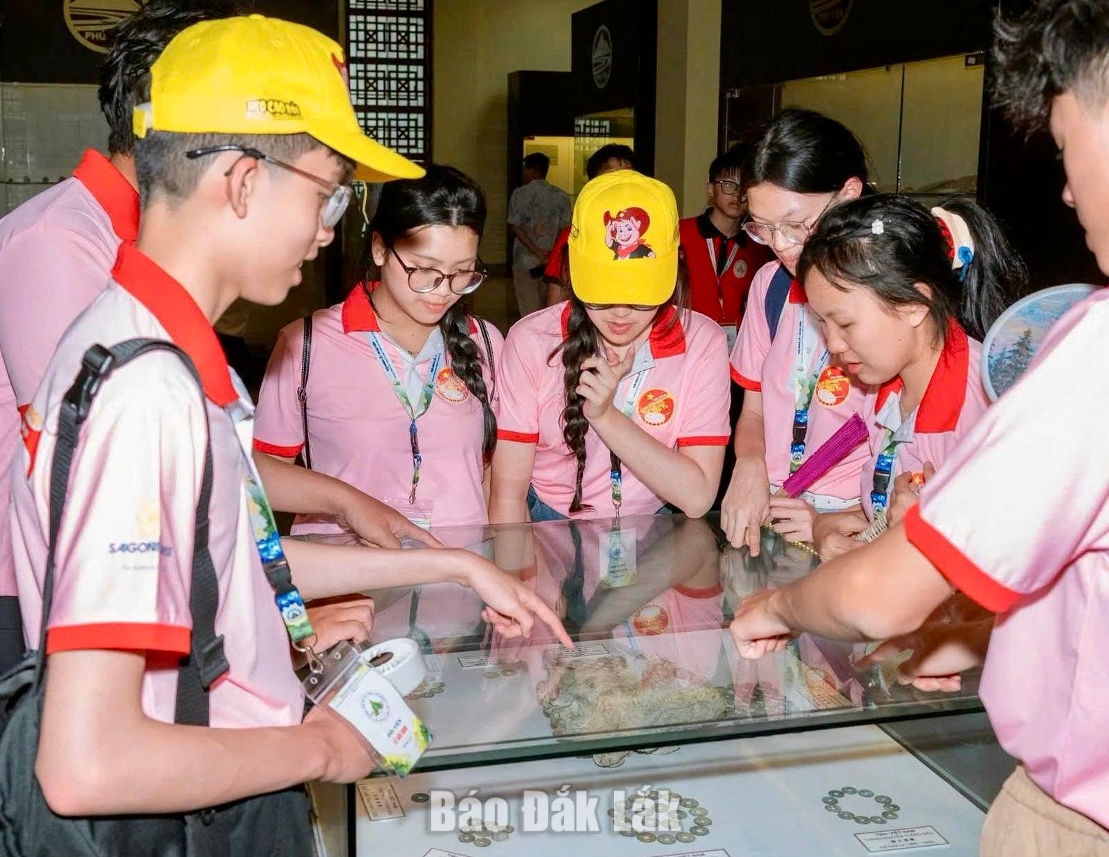 Các em thiếu nhi tham quan tìm hiểu lịch sử, văn hóa vùng đất tại Bảo tàng Phú Yên.