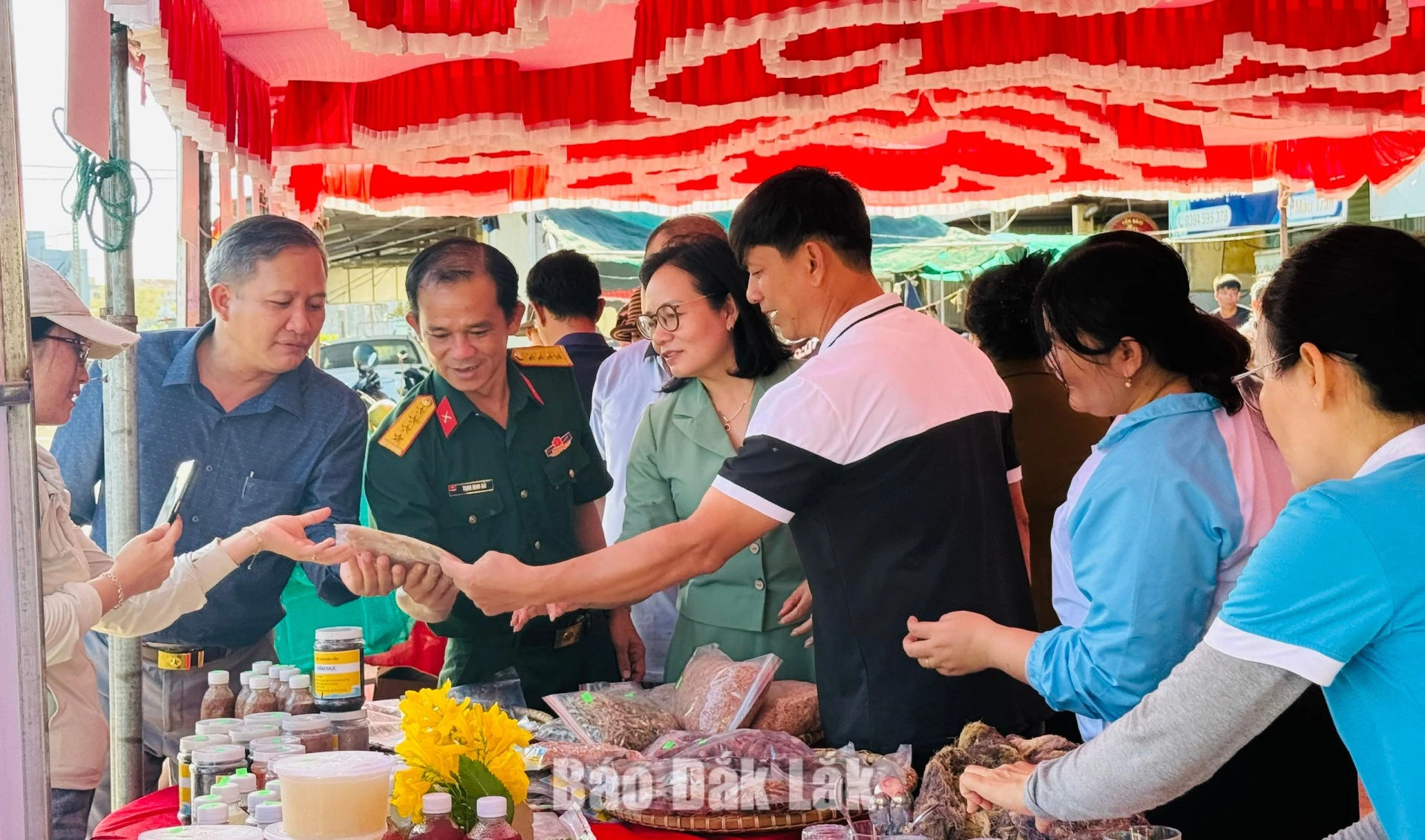 Các đại biểu tham quan các gian hàng tại phiên chợ.