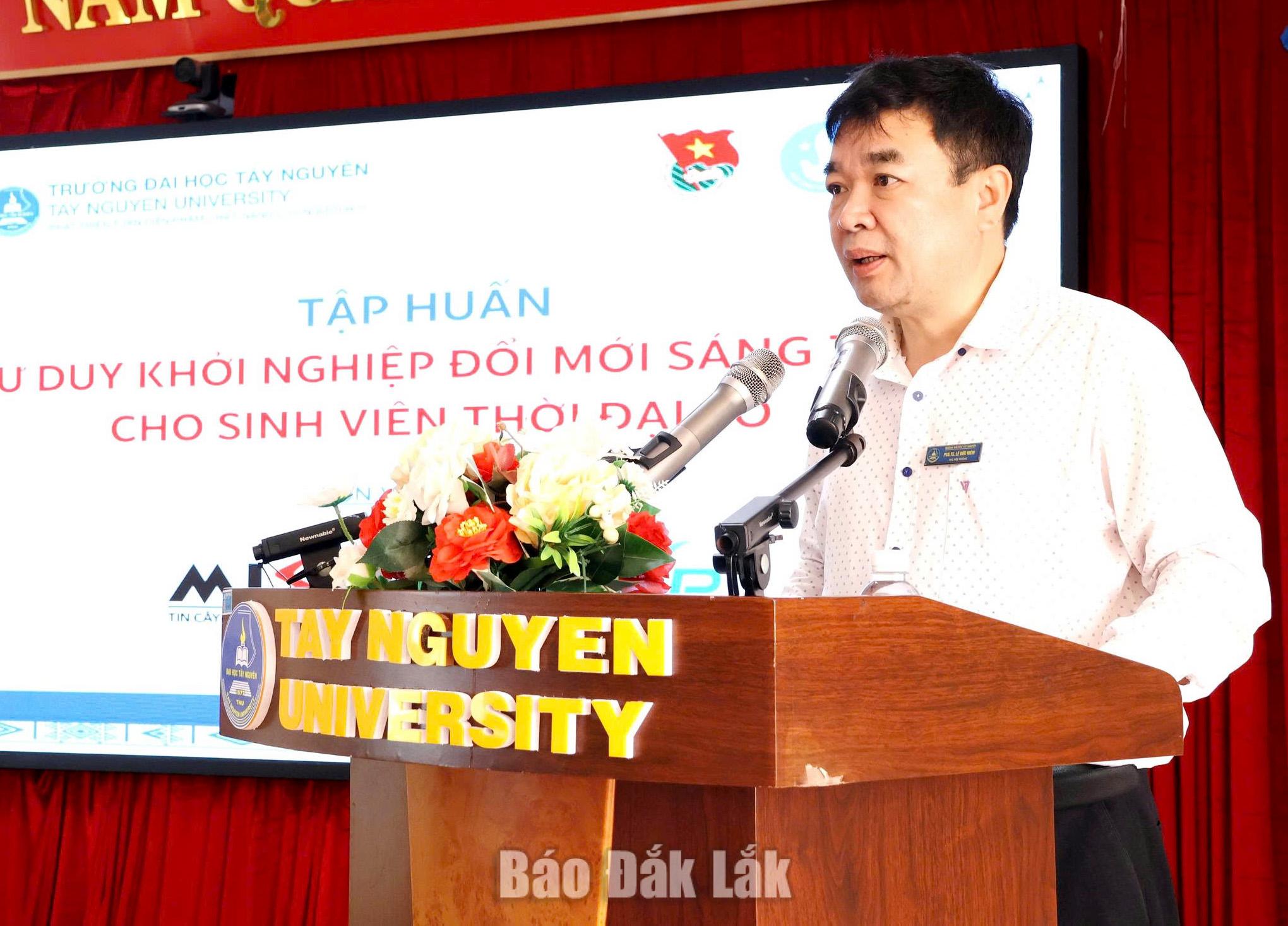 PGS.TS. Lê Đức Niêm – Phó Hiệu trưởng Trường Đại học Tây Nguyên phát biểu tại buổi tập huấn.