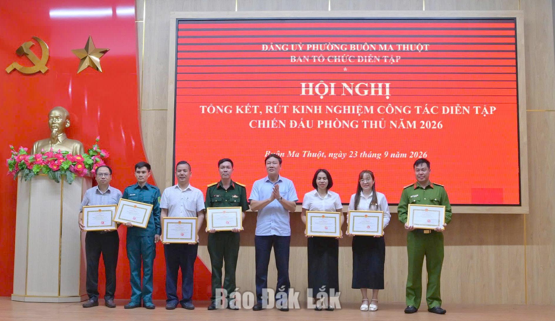 Đồng chí Trần Phú Hùng, Ủy viên Ban Thường vụ Tỉnh ủy, Bí thư Đảng ủy, Chủ tịch HĐND phường Buôn Ma Thuột trao giấy khen cho các tập thể có thành tích xuất sắc trong tham gia diễn tập chiến đấu phòng thủ phường năm 2026.