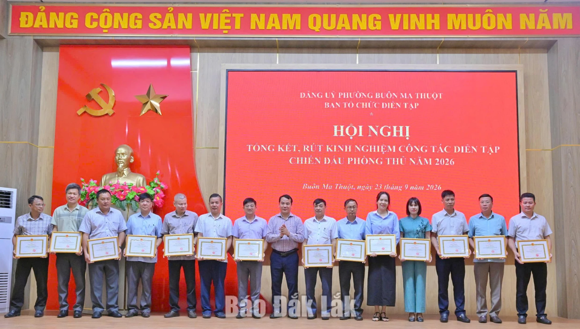 Đồng chí Trần Phú Hùng, Ủy viên Ban Thường vụ Tỉnh ủy, Bí thư Đảng ủy, Chủ tịch HĐND phường Buôn Ma Thuột trao giấy khen cho các tập thể có thành tích xuất sắc trong tham gia diễn tập chiến đấu phòng thủ phường năm 2026.
