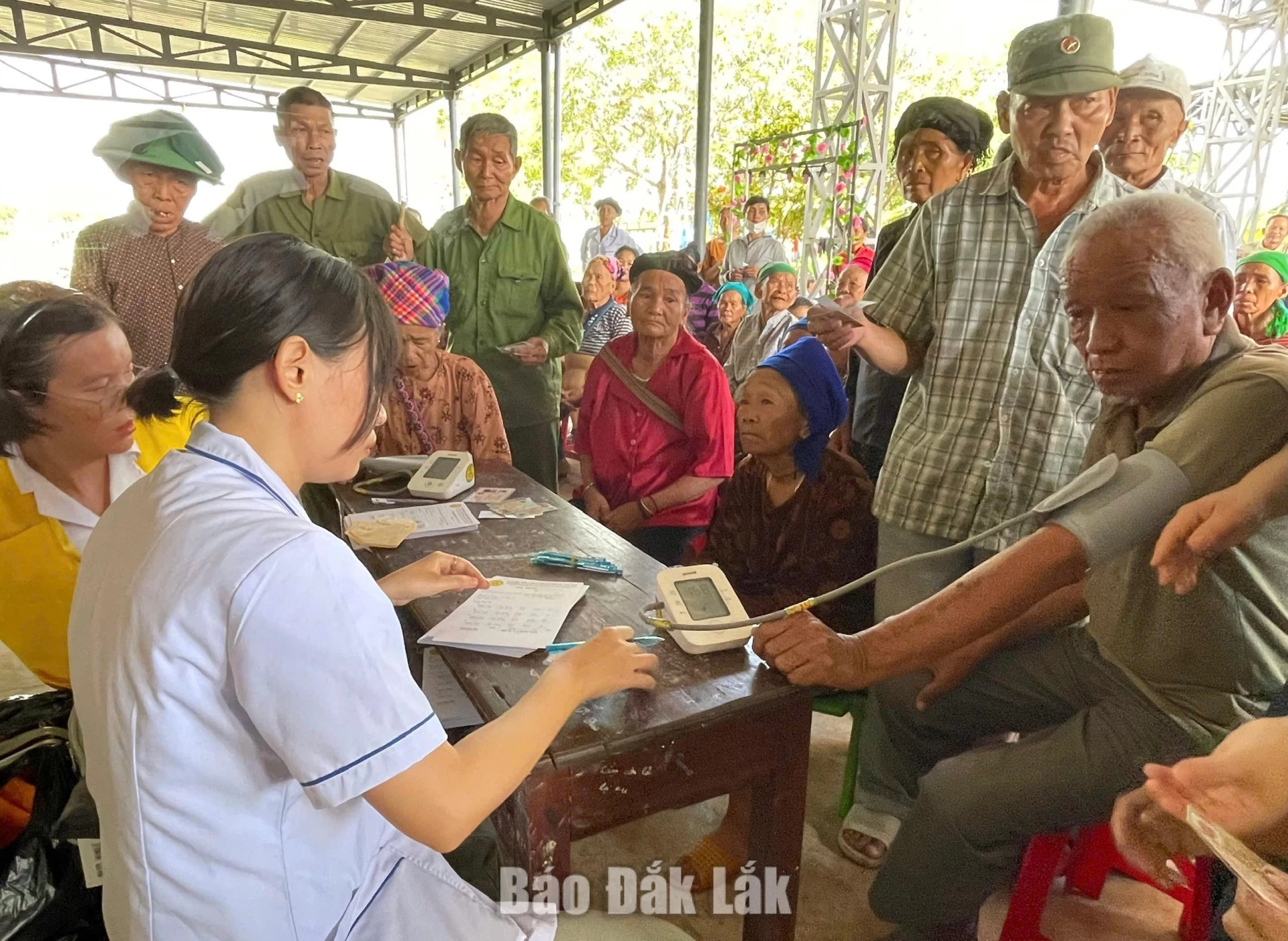 Đoàn thiện nguyện khám sức khỏe cho bà con xã Ia Lốp.