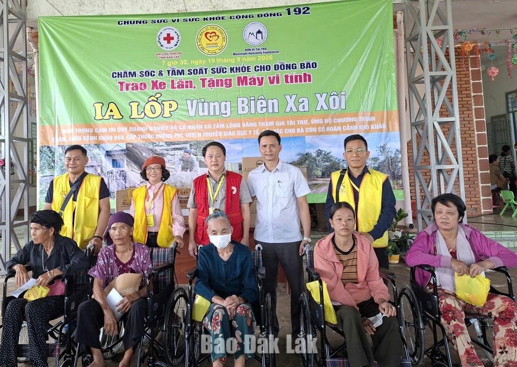 Bà con xã Ia Lốp được tặng xe lăn.