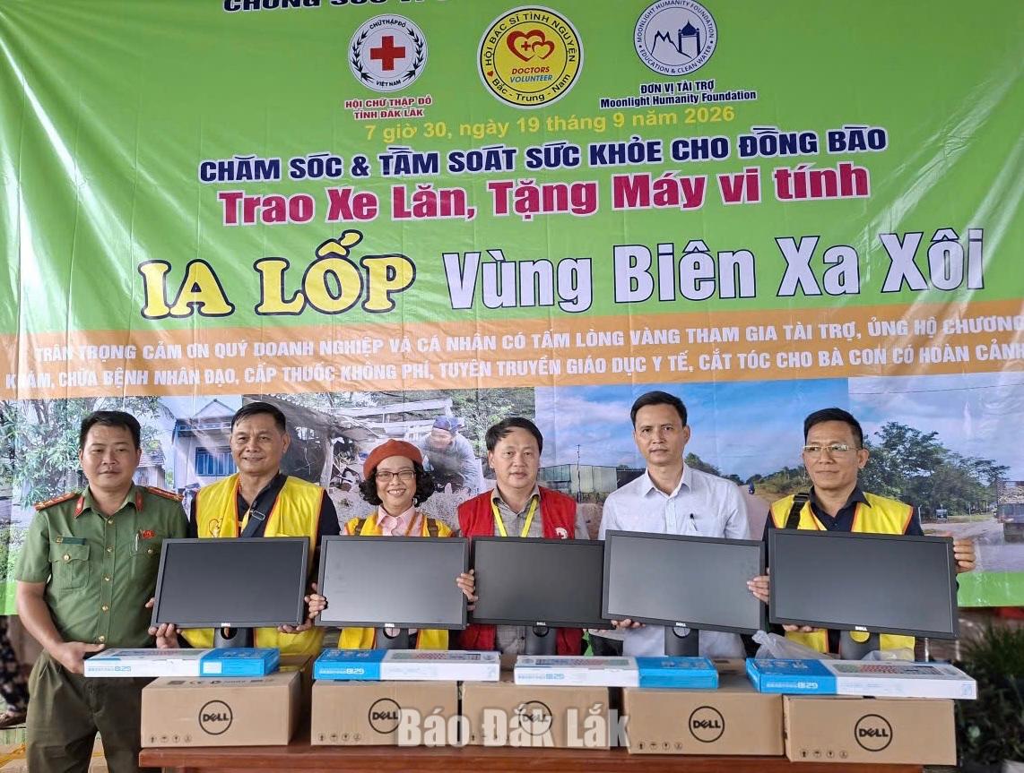 Các đơn vị hỗ trợ máy tính cho xã Ia Lốp.