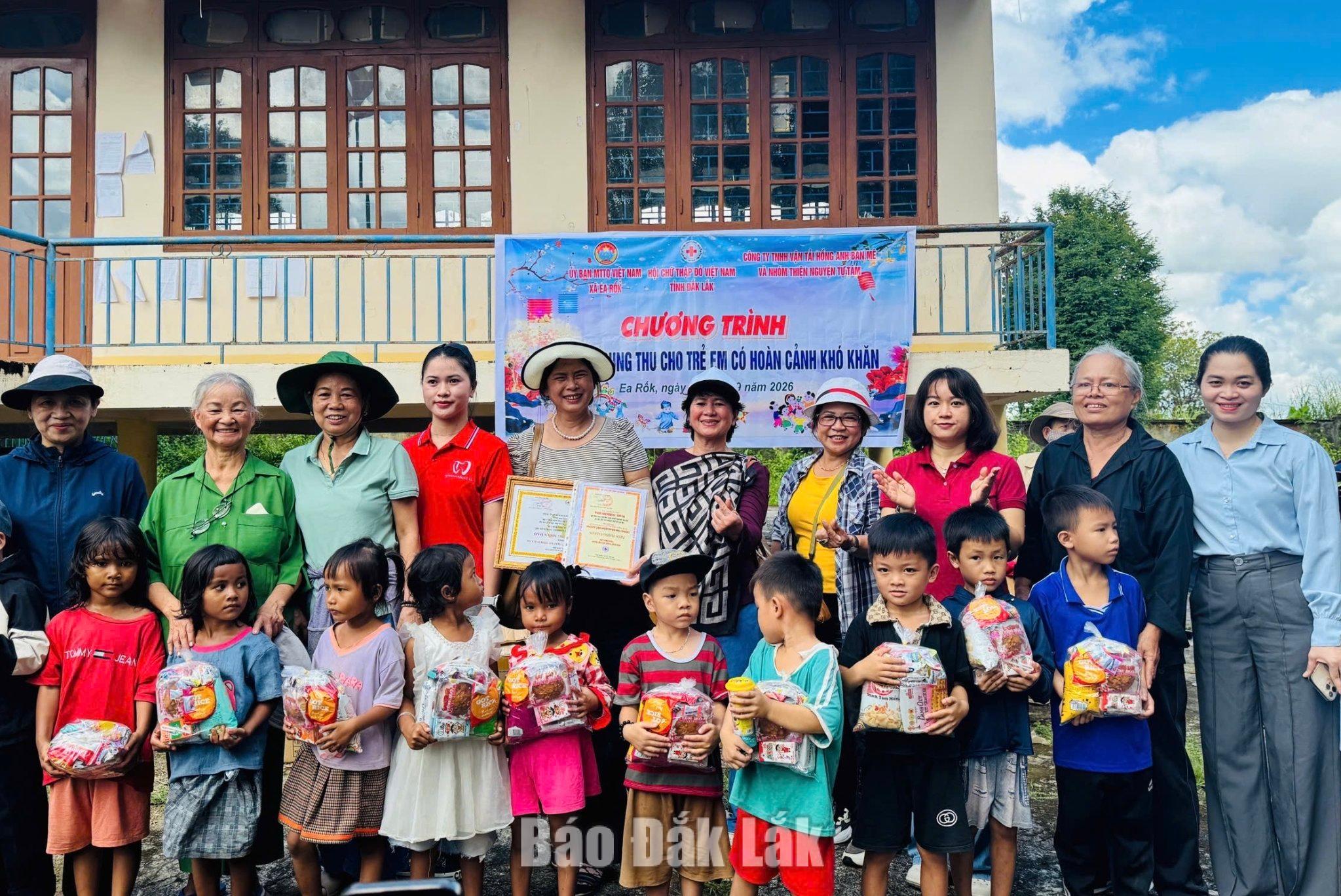 Trẻ em xã Ea Rốk nhận quà trung thu từ các nhà hảo tâm.